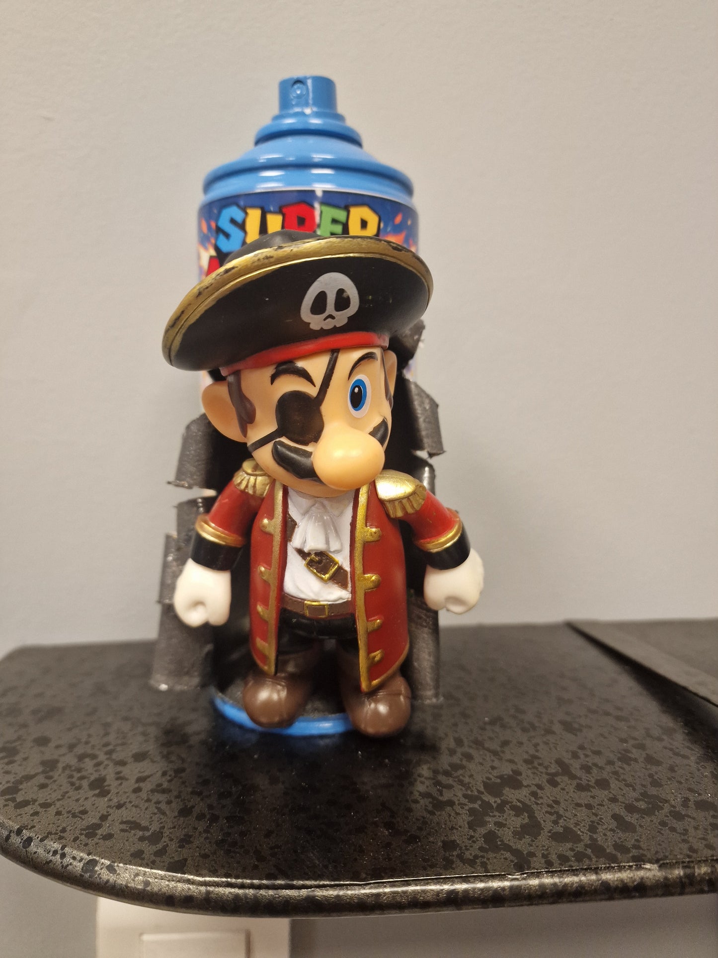 Bombe de peinture custom nintendo  – Figurine mario pirate   pop culture artisanale