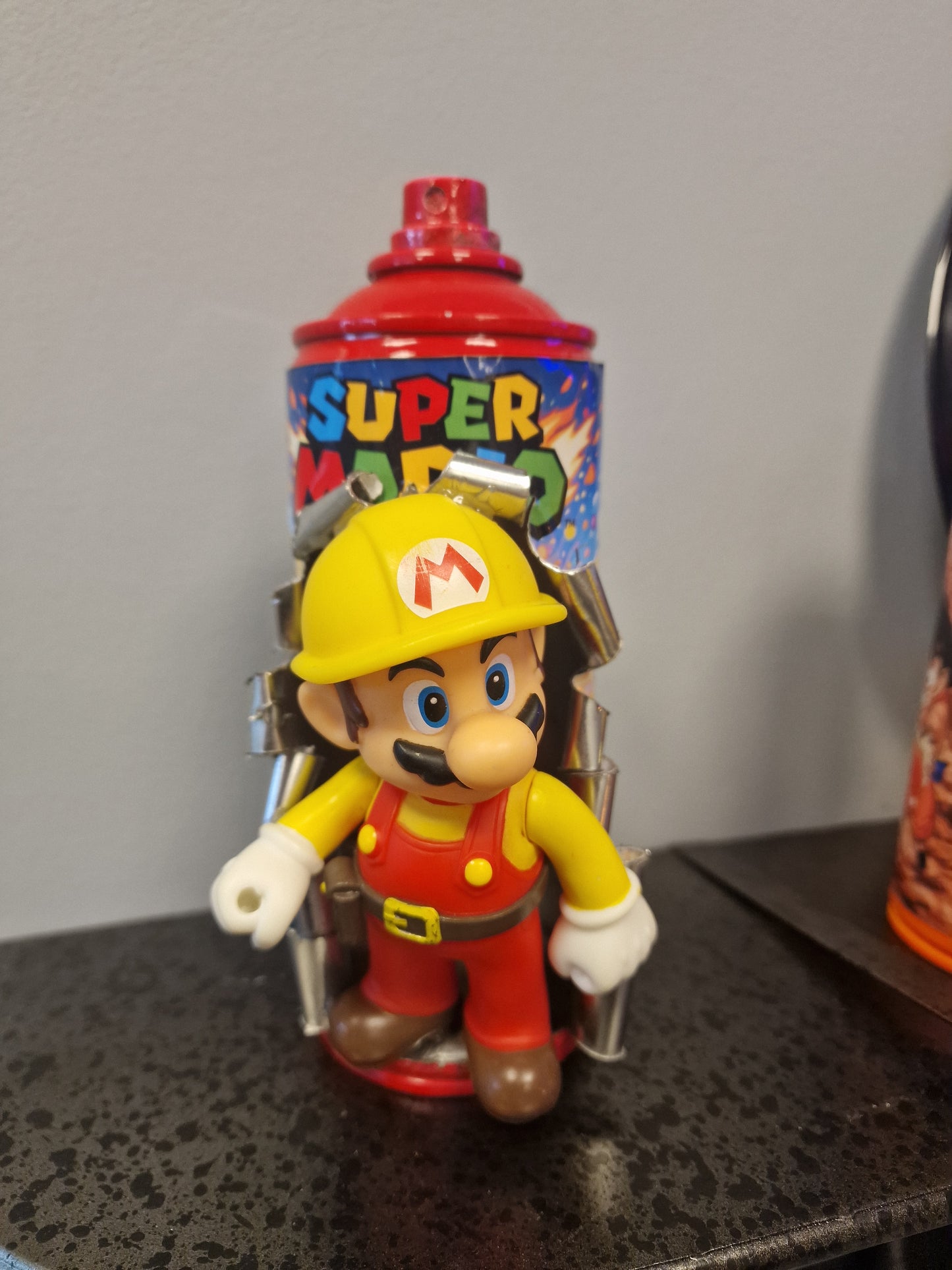 Bombe de peinture custom nintendo  – Figurine mario pompier  pop culture artisanale