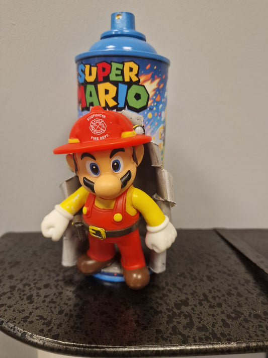 Bombe de peinture custom nintendo  – Figurine mario pompier  pop culture artisanale