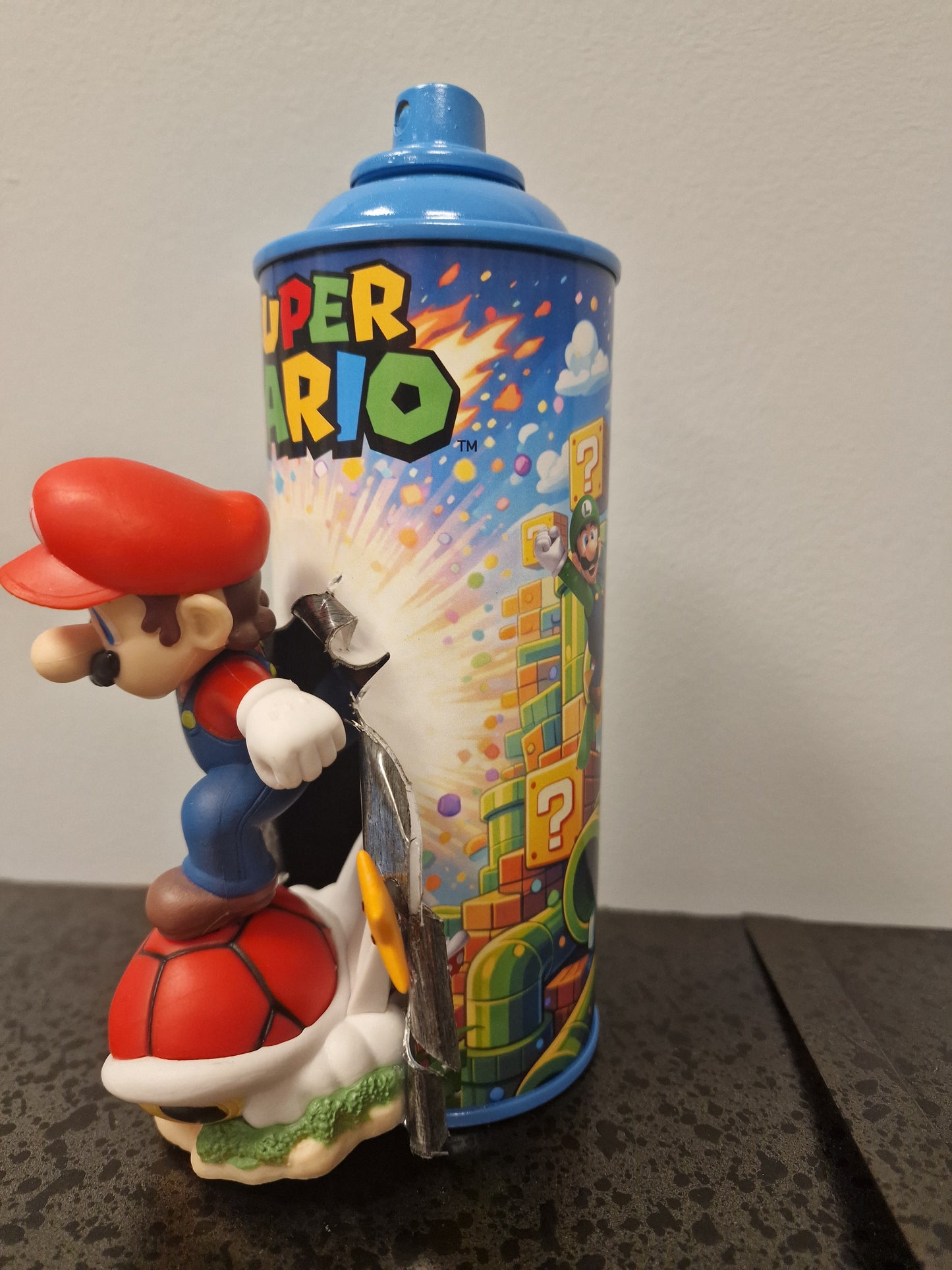 Bombe de peinture custom nintendo  – Figurine mario soccer pop culture artisanale
