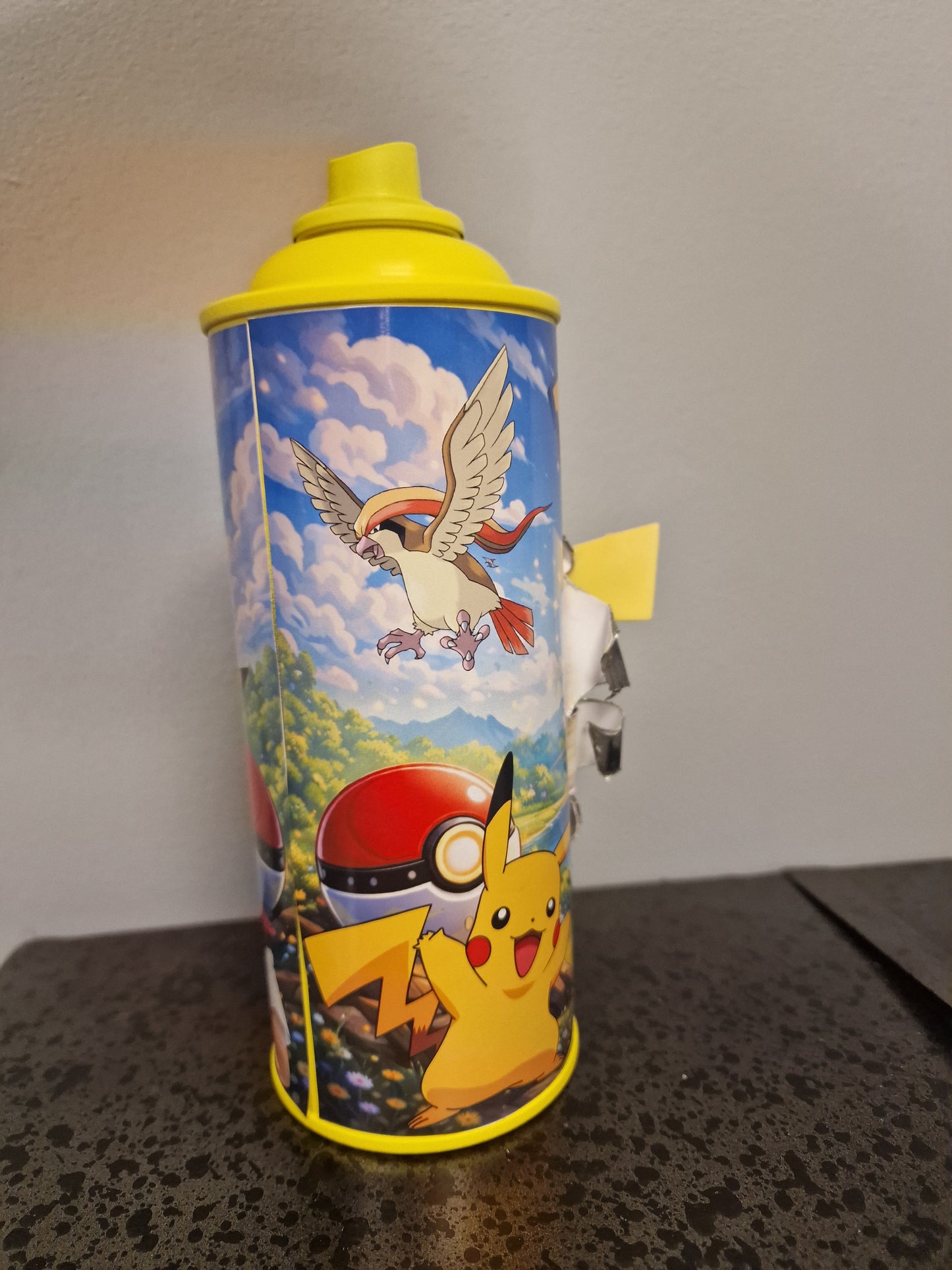 Bombe de peinture custom pokemon – Figurine pikachu  football pop culture artisanale