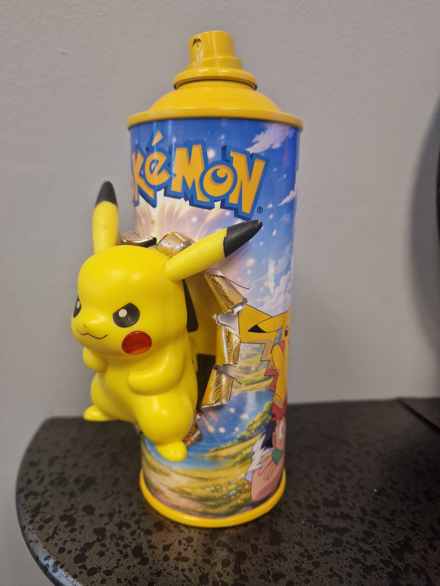 Bombe de peinture custom pokemon – Figurine pikachu pop culture artisanale
