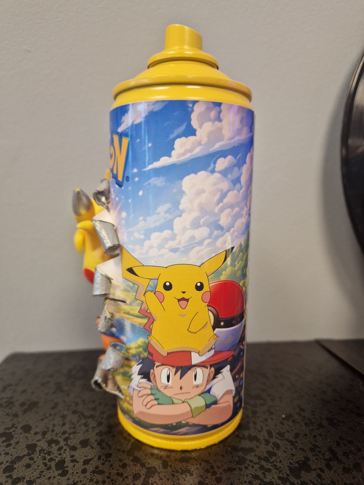 Bombe de peinture custom pokemon – Figurine pikachu sangoku pop culture artisanale