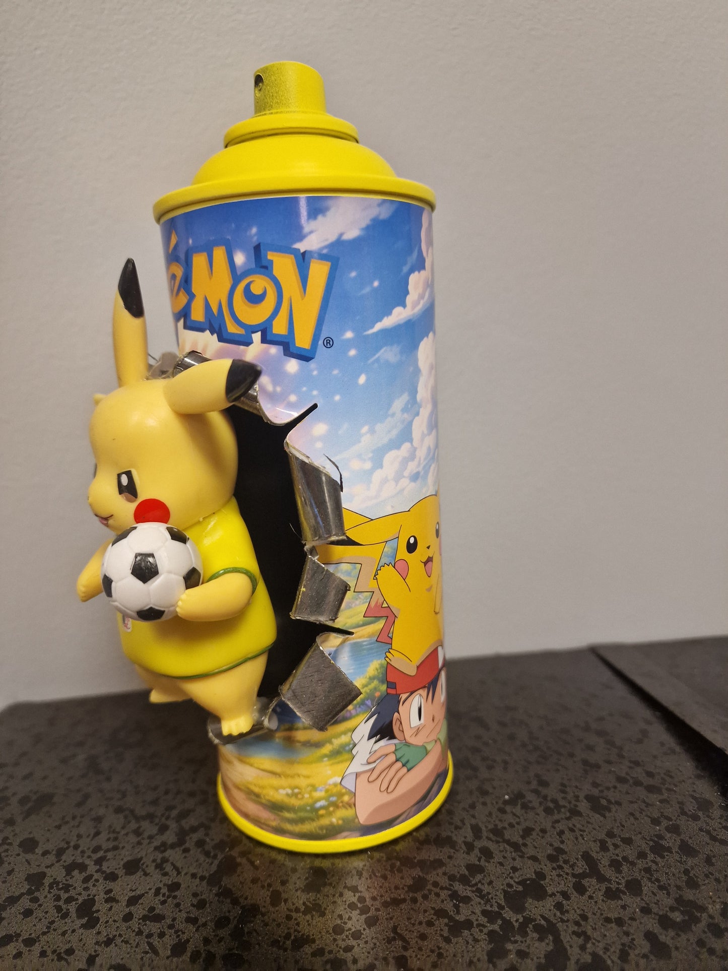 Bombe de peinture custom pokemon – Figurine pikachu  football pop culture artisanale