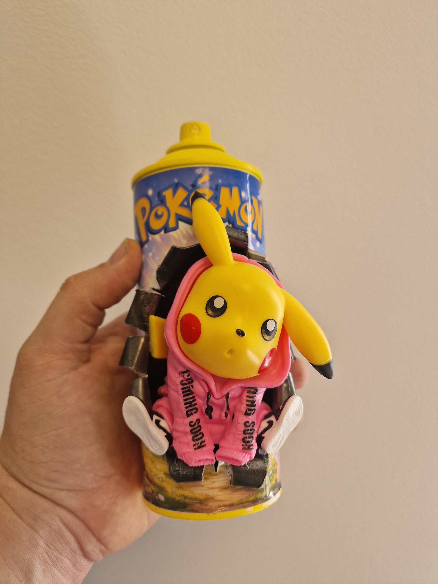 Bombe de peinture custom pokemon – Figurine pikachu rose pop culture artisanale
