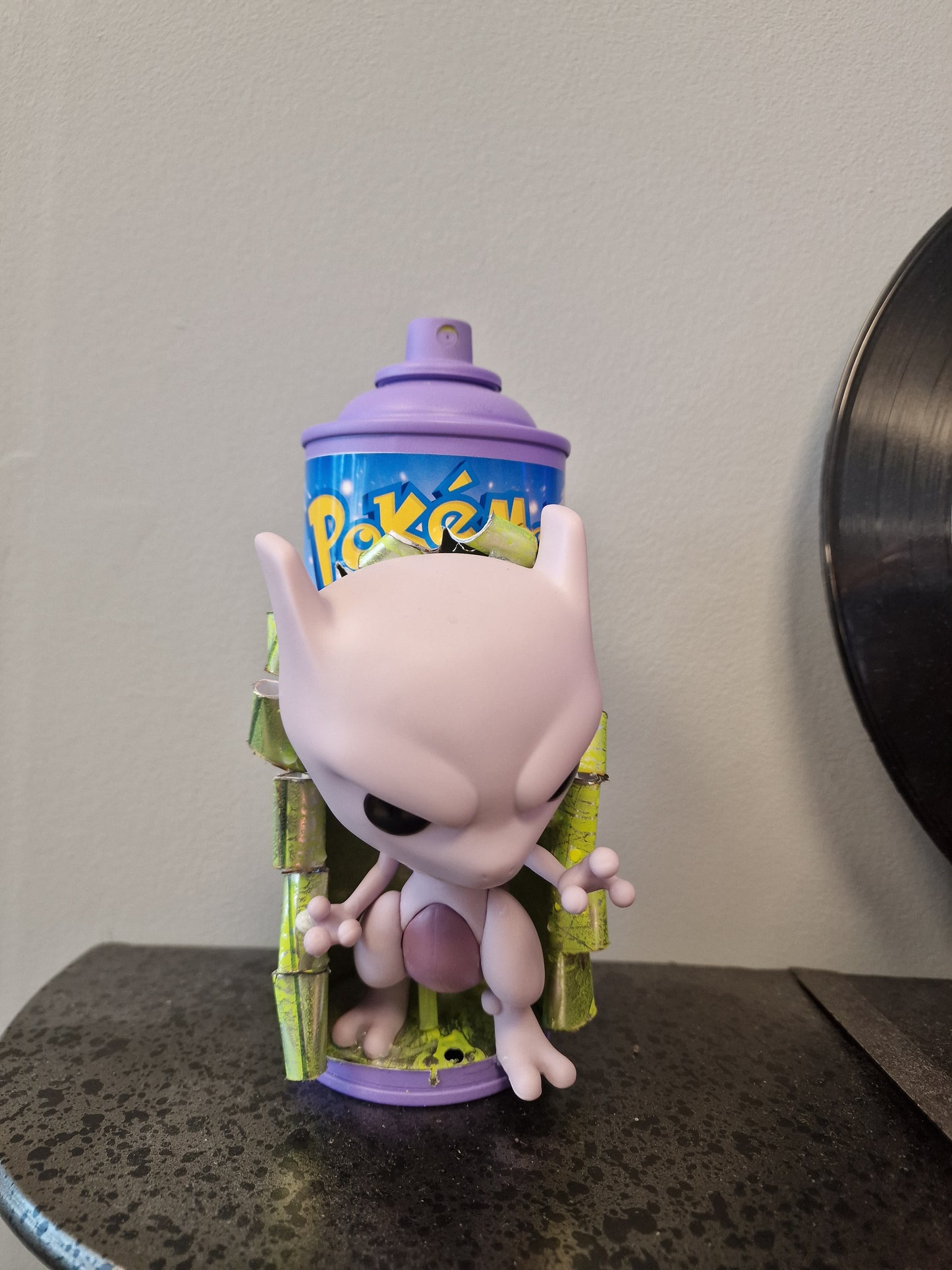 Bombe de peinture custom pokemon – Figurine mewtwo pop culture artisanale