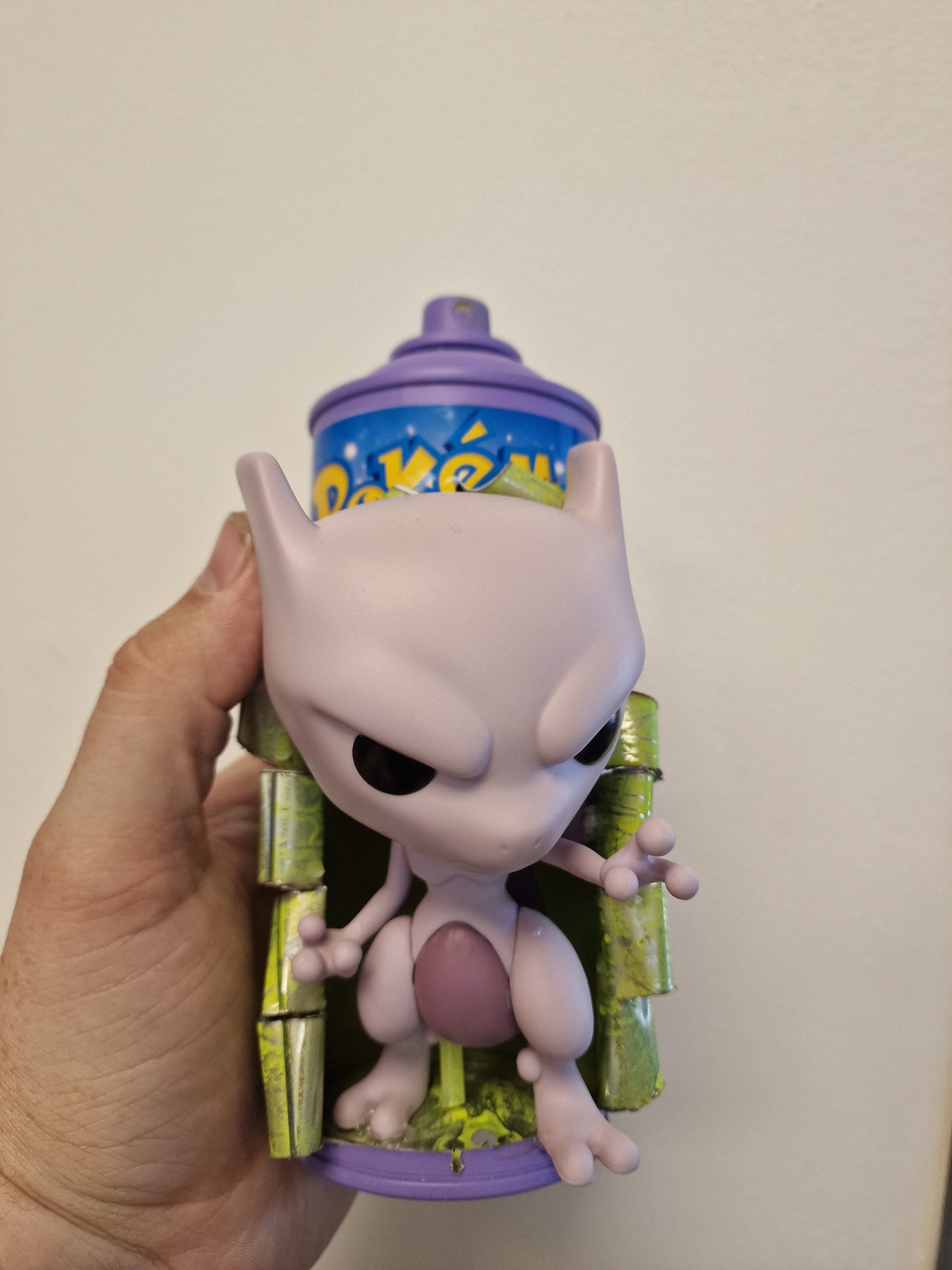 Bombe de peinture custom pokemon – Figurine mewtwo pop culture artisanale
