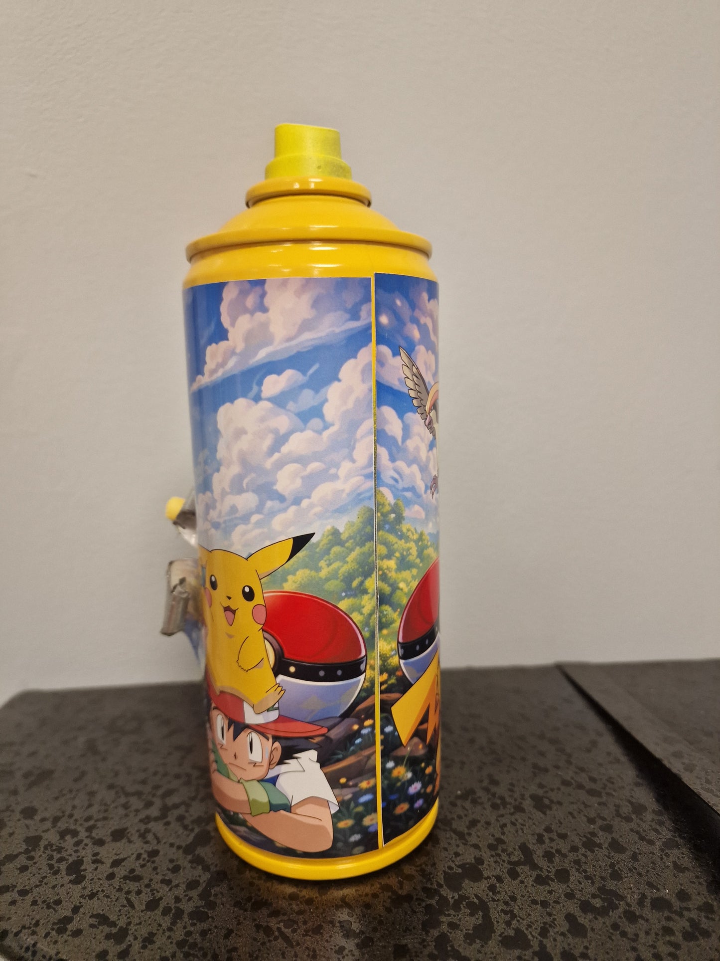 Bombe de peinture custom pokemon – Figurine pikachu  football 2 pop culture artisanale