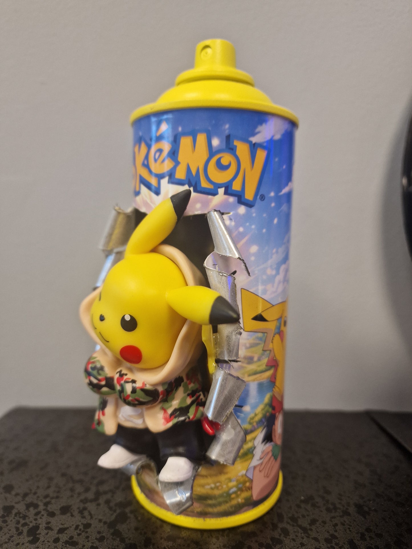 Bombe de peinture custom pokemon – Figurine pikachu pop culture artisanale