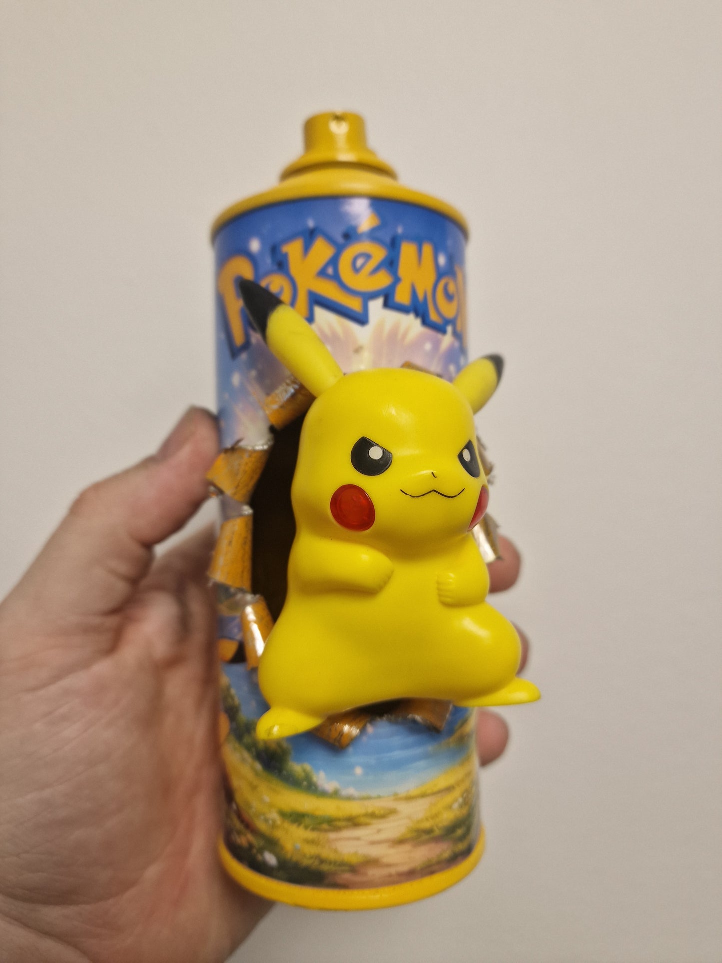 Bombe de peinture custom pokemon – Figurine pikachu pop culture artisanale