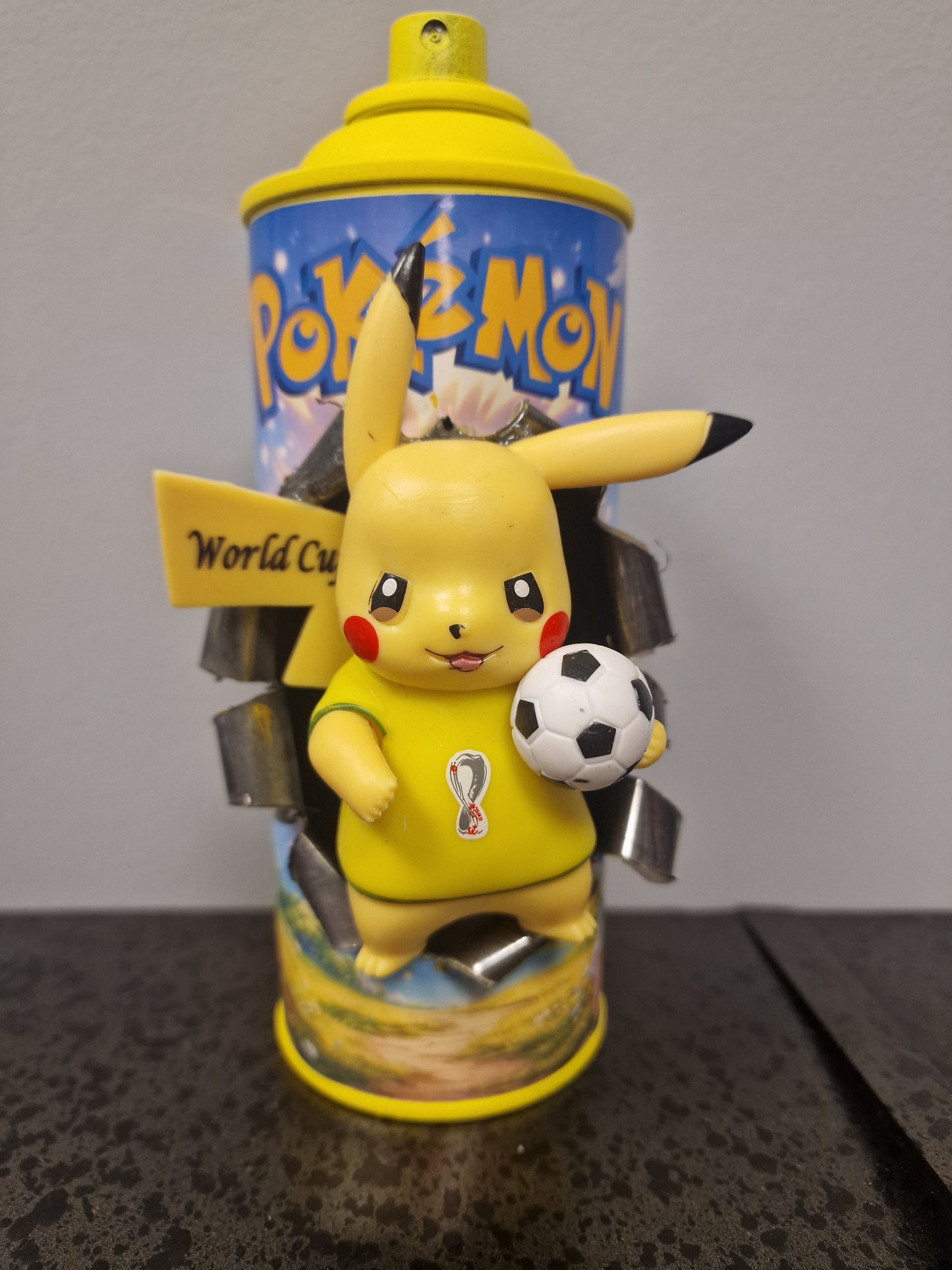 Bombe de peinture custom pokemon – Figurine pikachu  football pop culture artisanale