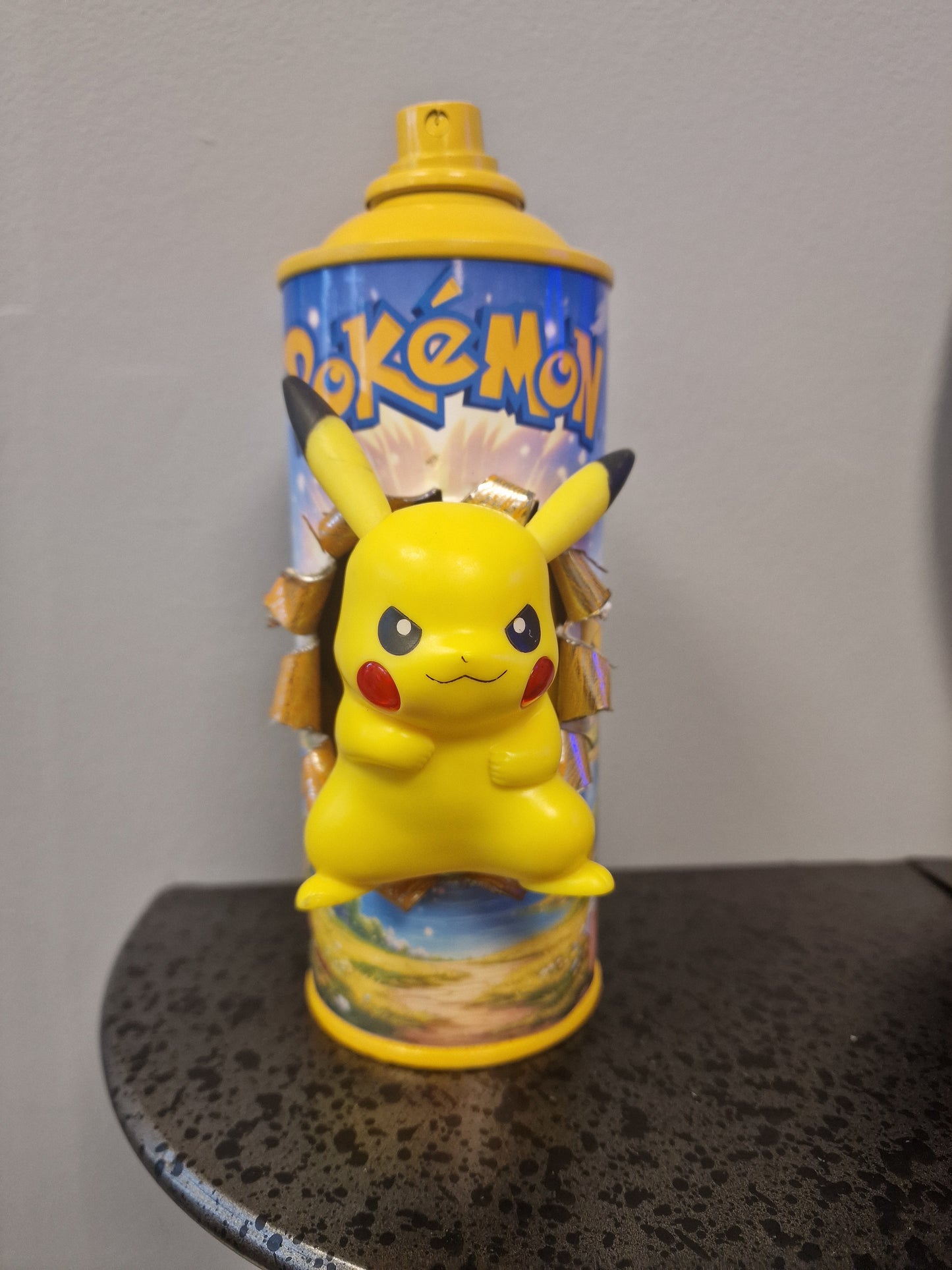 Bombe de peinture custom pokemon – Figurine pikachu pop culture artisanale