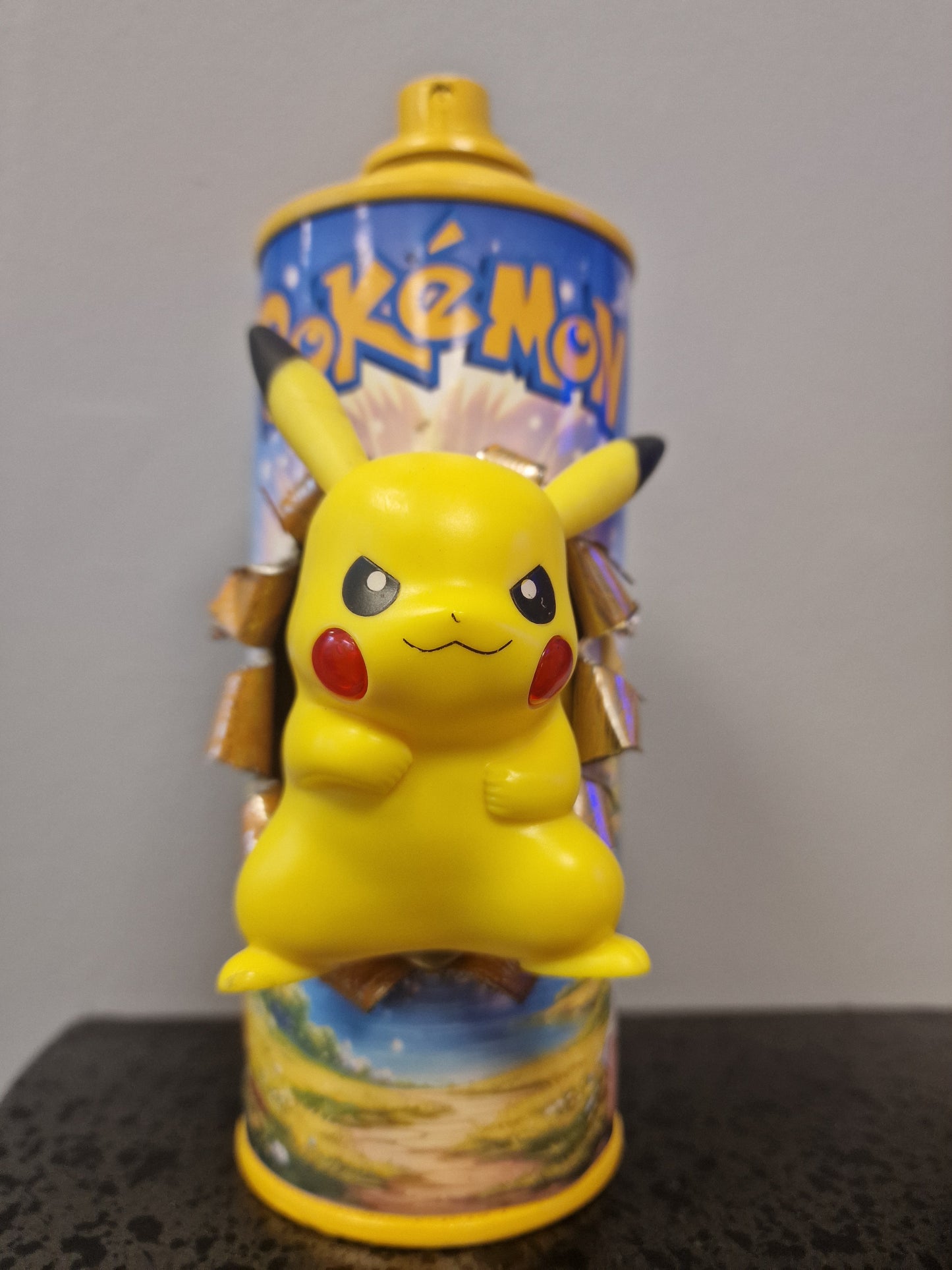 Bombe de peinture custom pokemon – Figurine pikachu pop culture artisanale