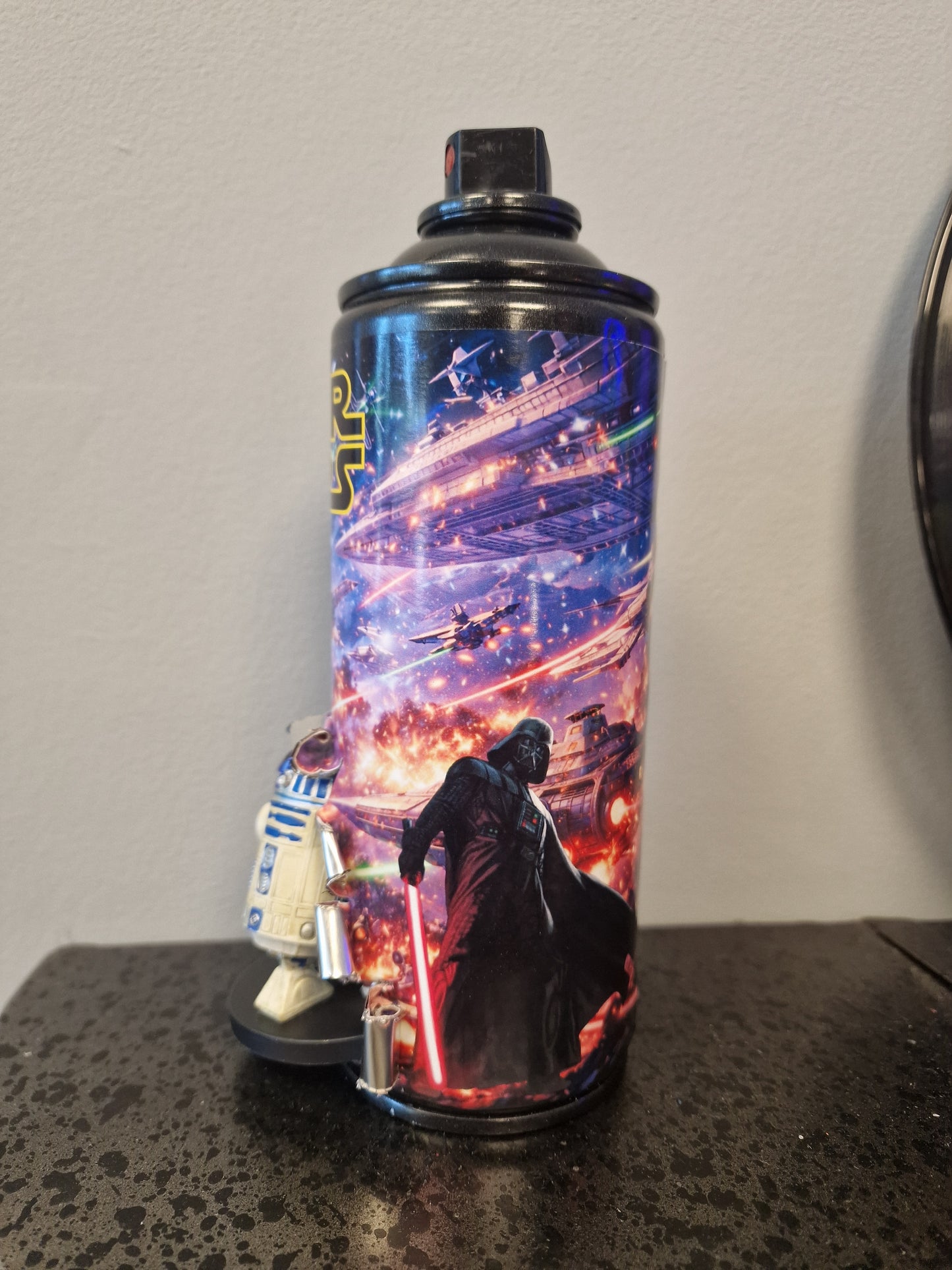Bombe de peinture custom star wars – Figurine r2d2 pop culture artisanale