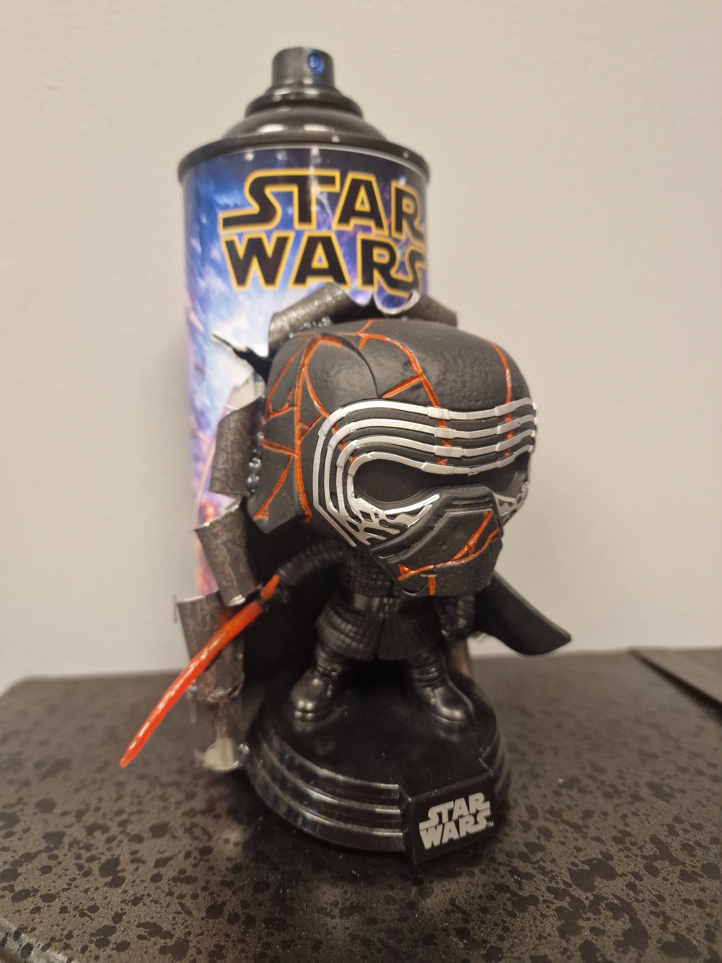 Bombe de peinture custom star wars – Figurine kylo ren pop culture artisanale