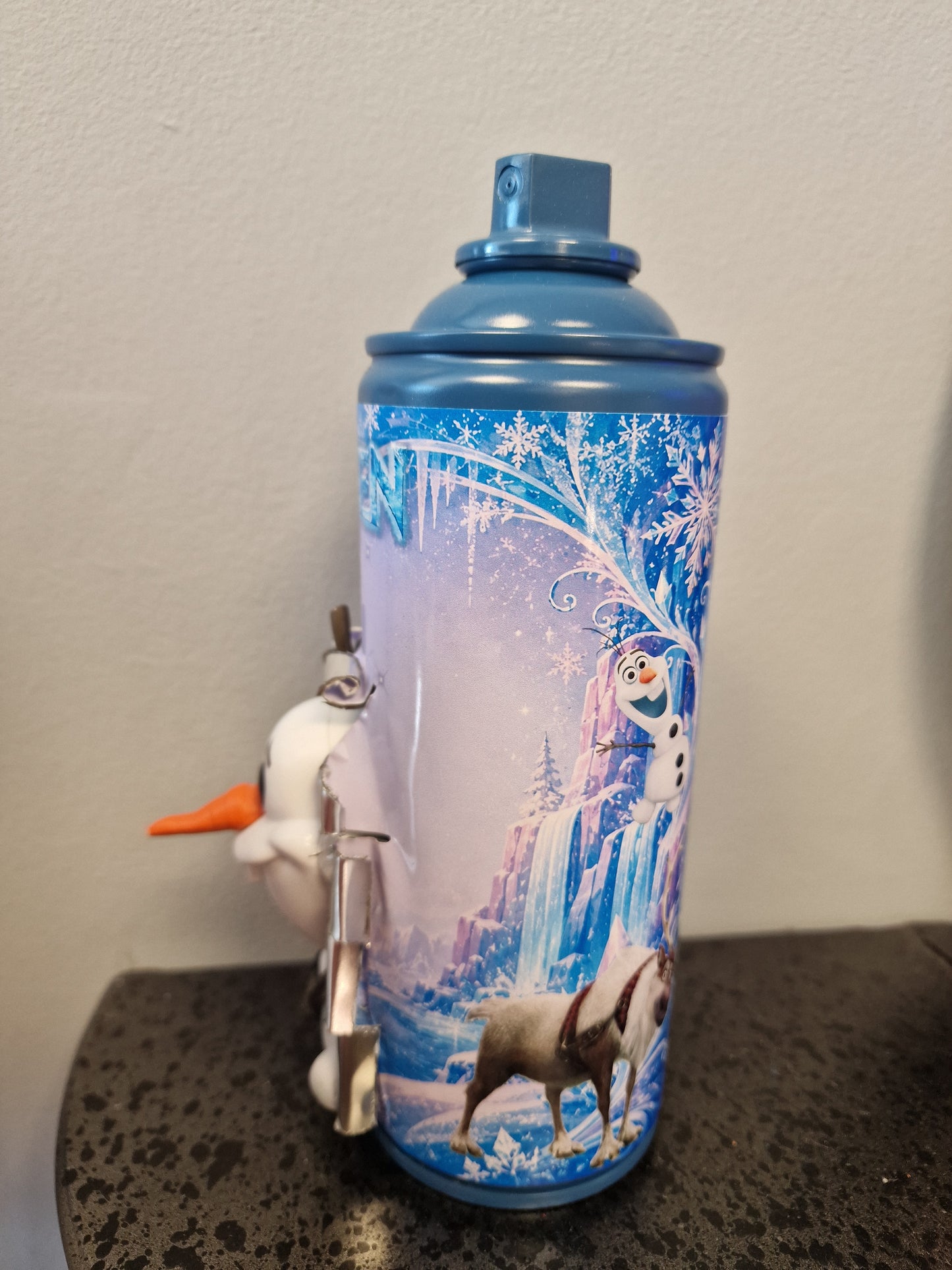 Bombe de peinture customisée La Reine des Neiges – Olaf – Décoration Frozen – Pièce unique