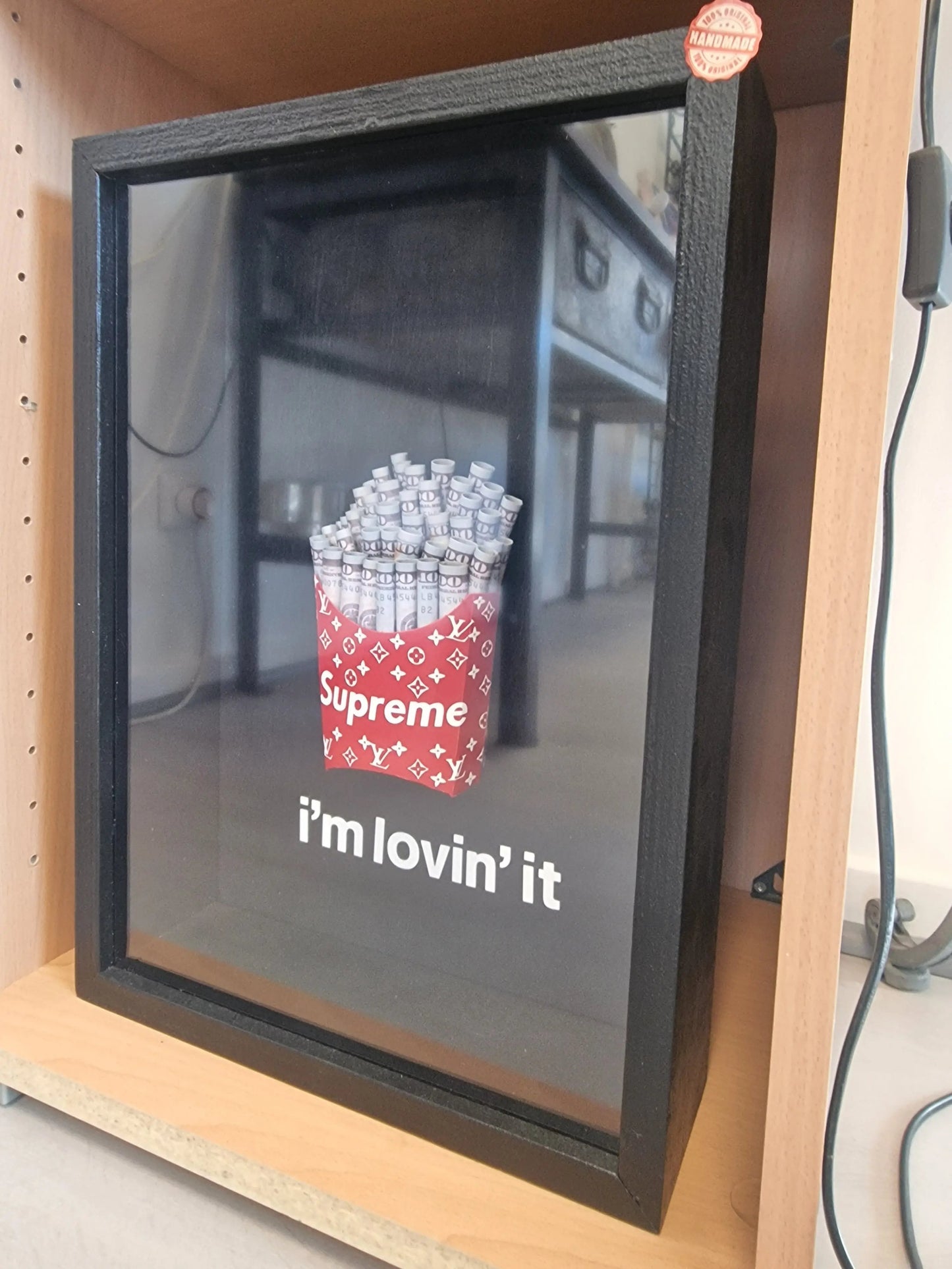 Cadre Pop Art "I’m Lovin’ It" – Cornet de Billets Supreme x LV – Édition Limitée Fait Main