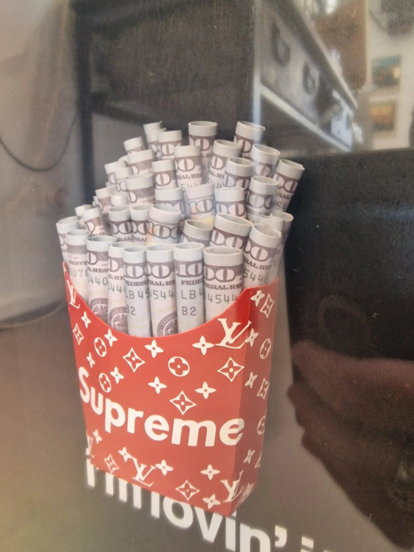 Cadre Pop Art "I’m Lovin’ It" – Cornet de Billets Supreme x LV – Édition Limitée Fait Main