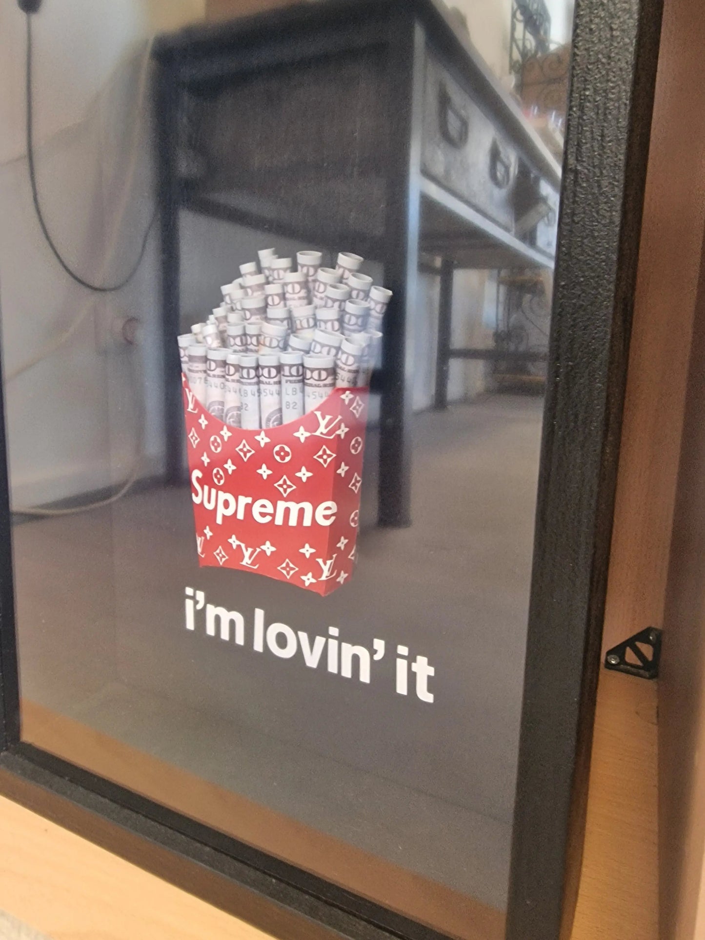 Cadre Pop Art "I’m Lovin’ It" – Cornet de Billets Supreme x LV – Édition Limitée Fait Main