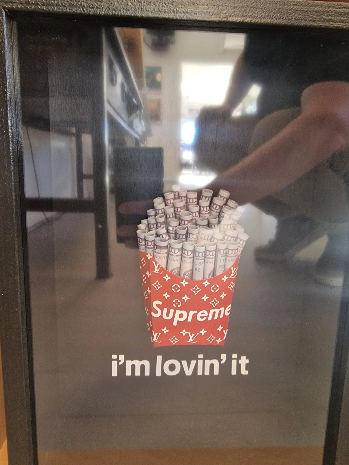 Cadre Pop Art "I’m Lovin’ It" – Cornet de Billets Supreme x LV – Édition Limitée Fait Main