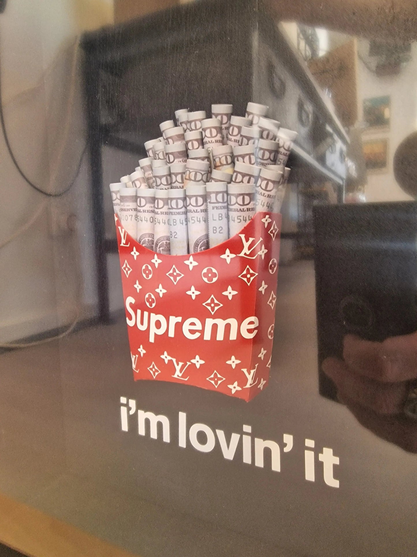 Cadre Pop Art "I’m Lovin’ It" – Cornet de Billets Supreme x LV – Édition Limitée Fait Main