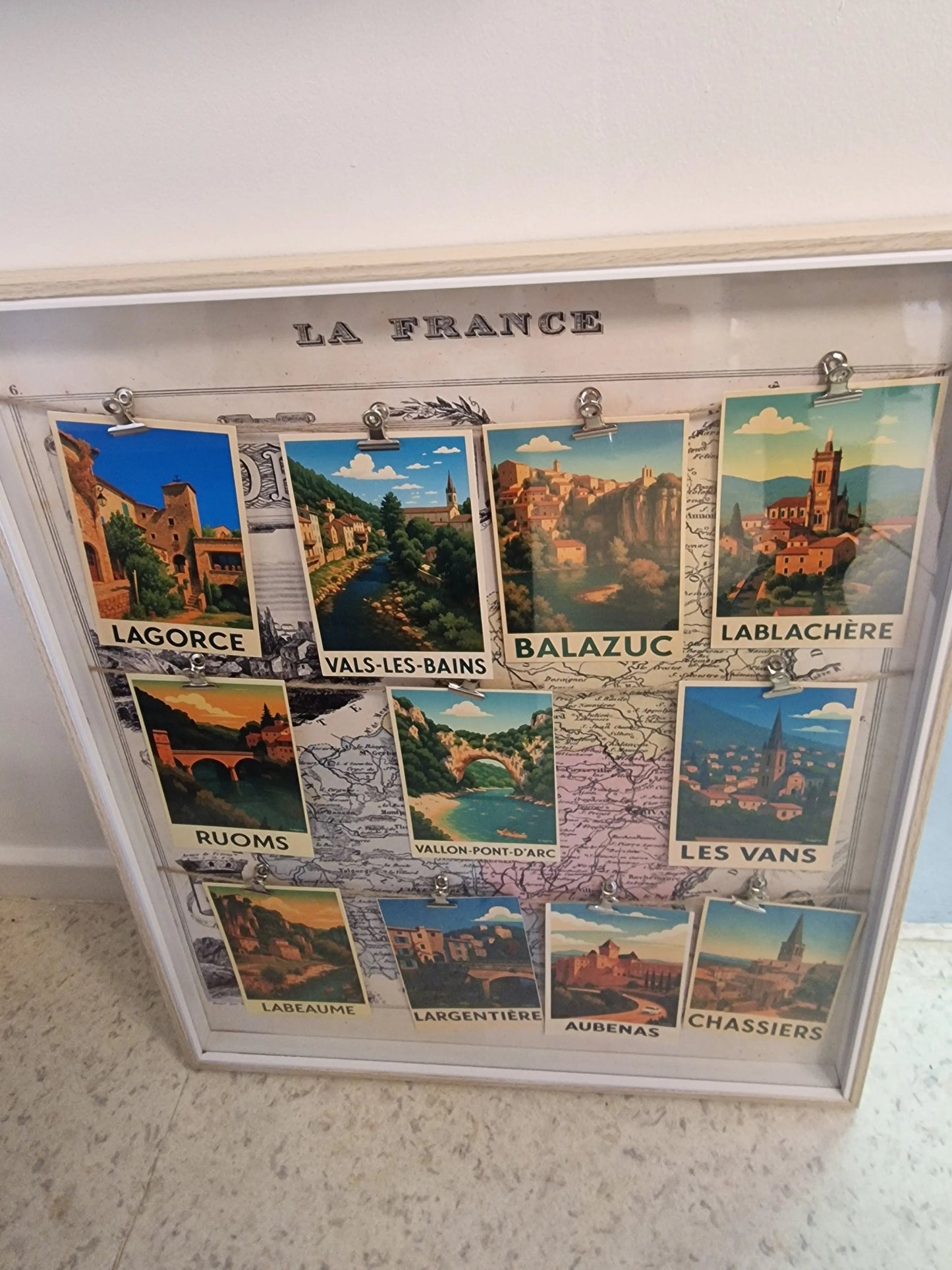 Cadre Souvenir  village d’Ardèche – carte vintage et affiches rétro des plus beaux villages Vintagedison