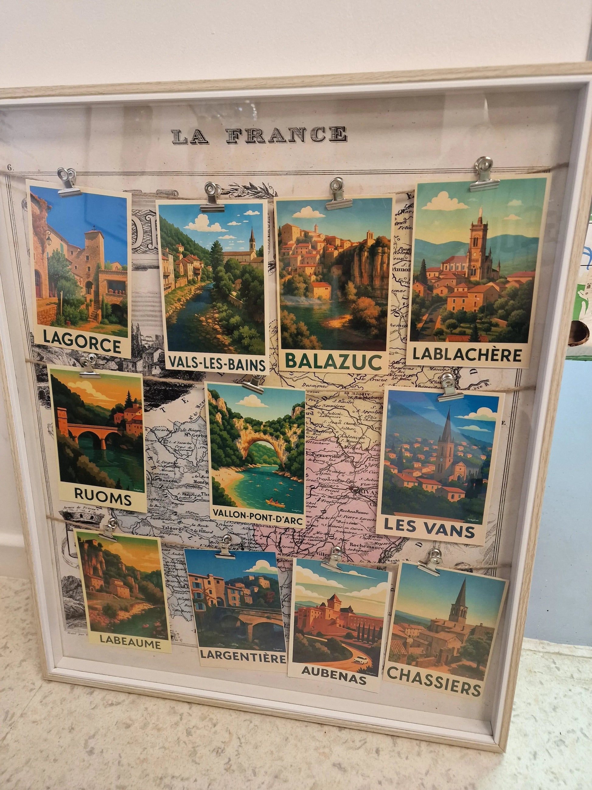 Cadre Souvenir  village d’Ardèche – carte vintage et affiches rétro des plus beaux villages Vintagedison