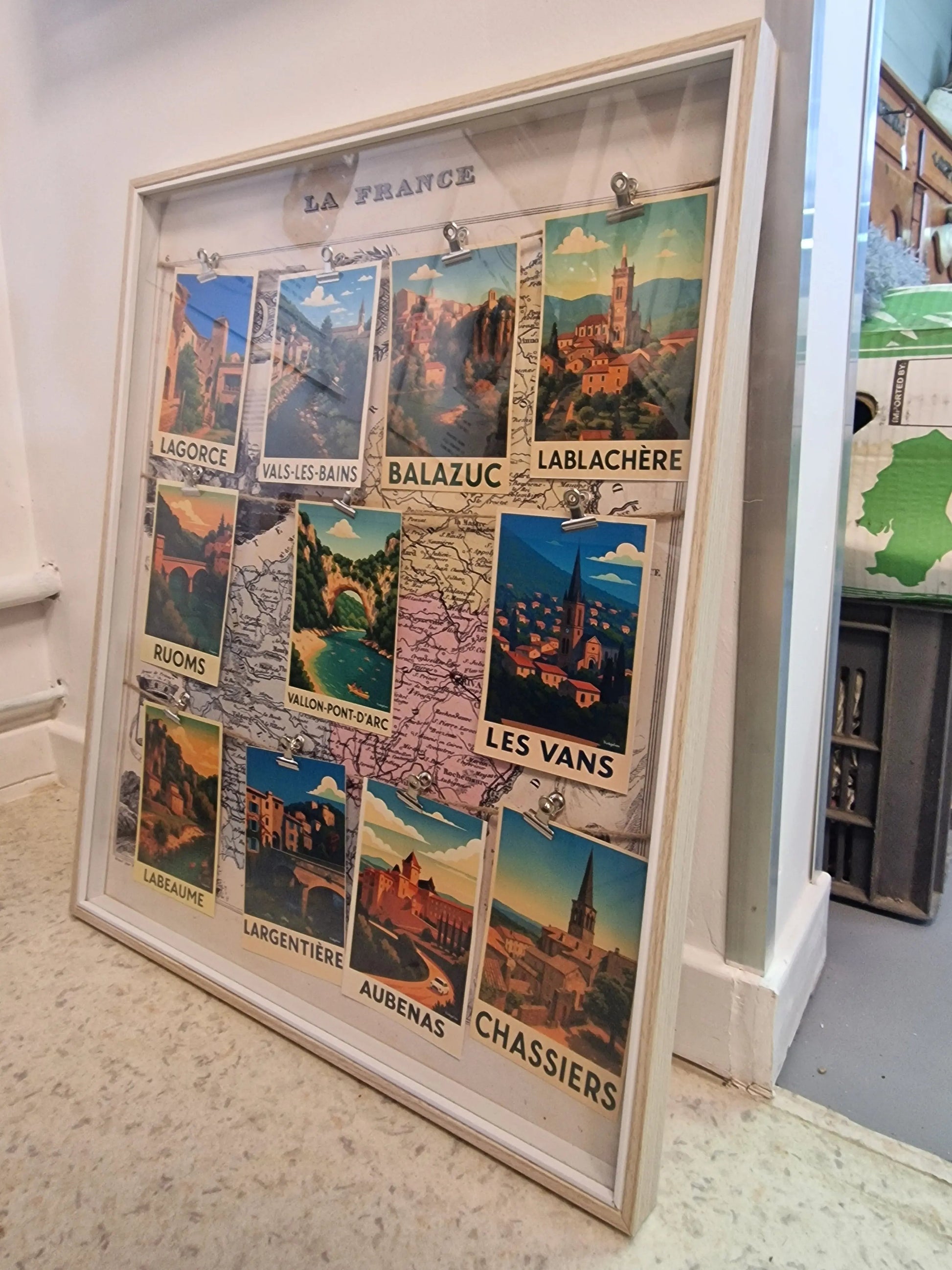 Cadre Souvenir  village d’Ardèche – carte vintage et affiches rétro des plus beaux villages Vintagedison