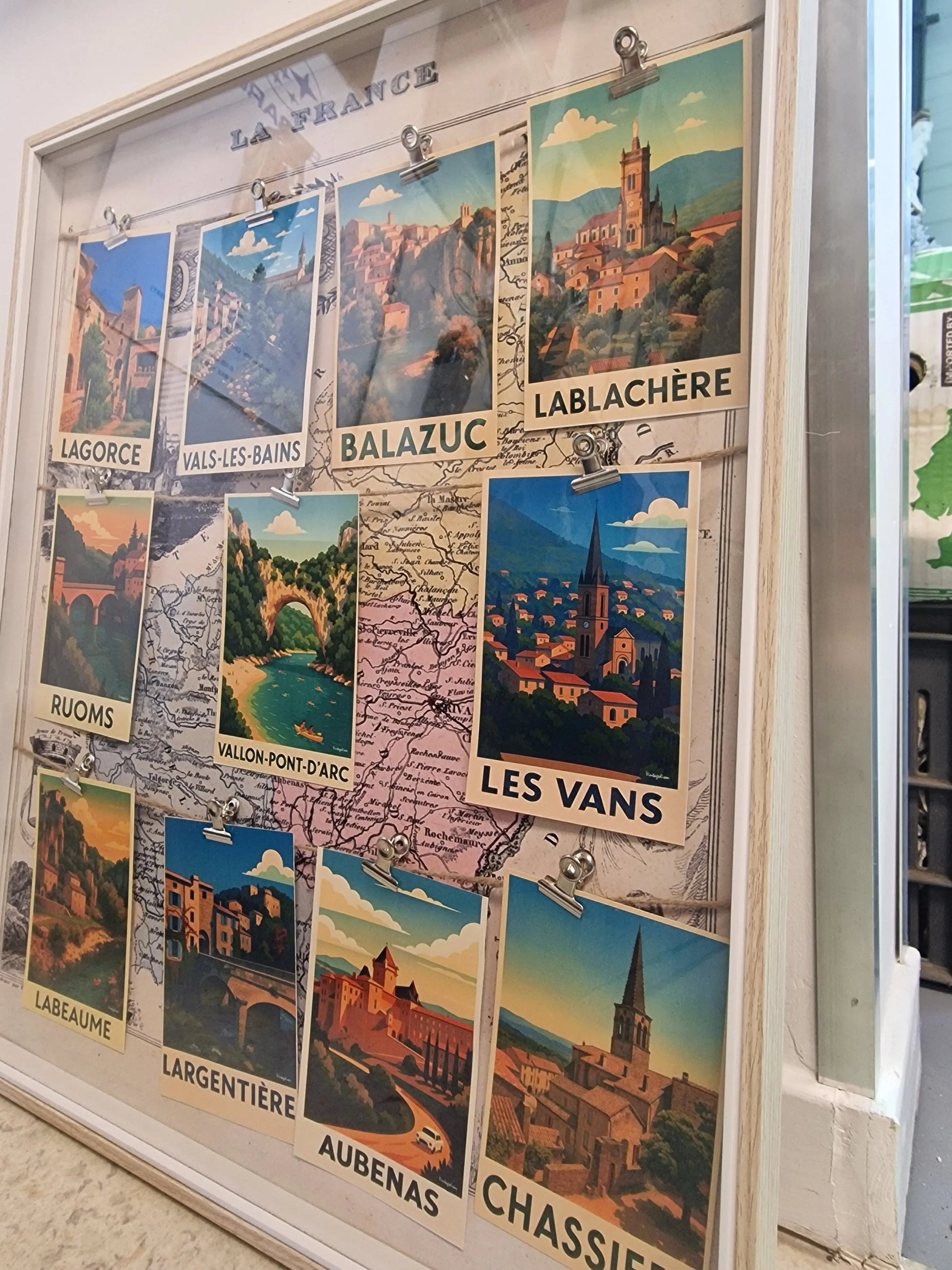 Cadre Souvenir  village d’Ardèche – carte vintage et affiches rétro des plus beaux villages Vintagedison