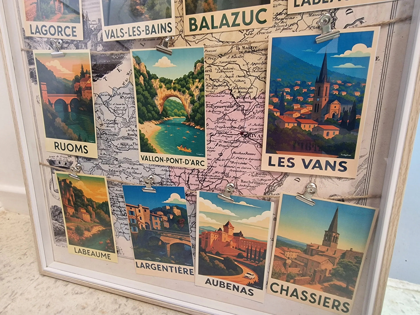 Cadre Souvenir  village d’Ardèche – carte vintage et affiches rétro des plus beaux villages Vintagedison