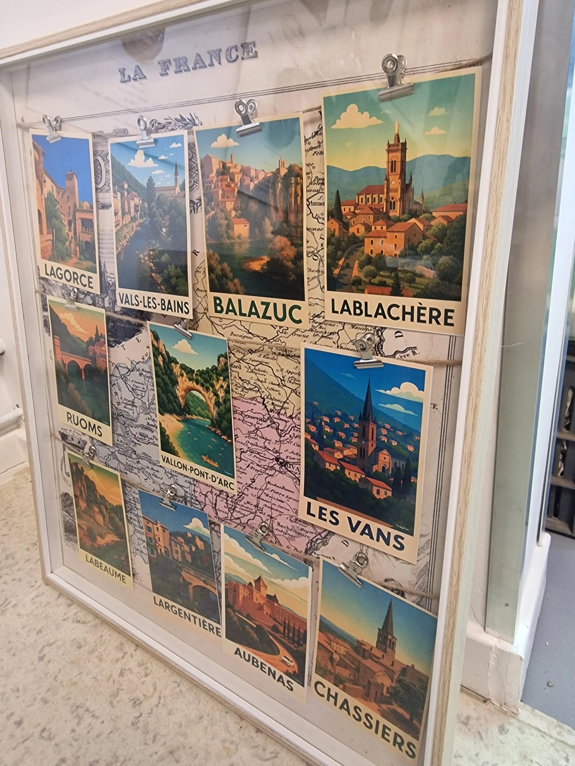 Cadre Souvenir  village d’Ardèche – carte vintage et affiches rétro des plus beaux villages Vintagedison