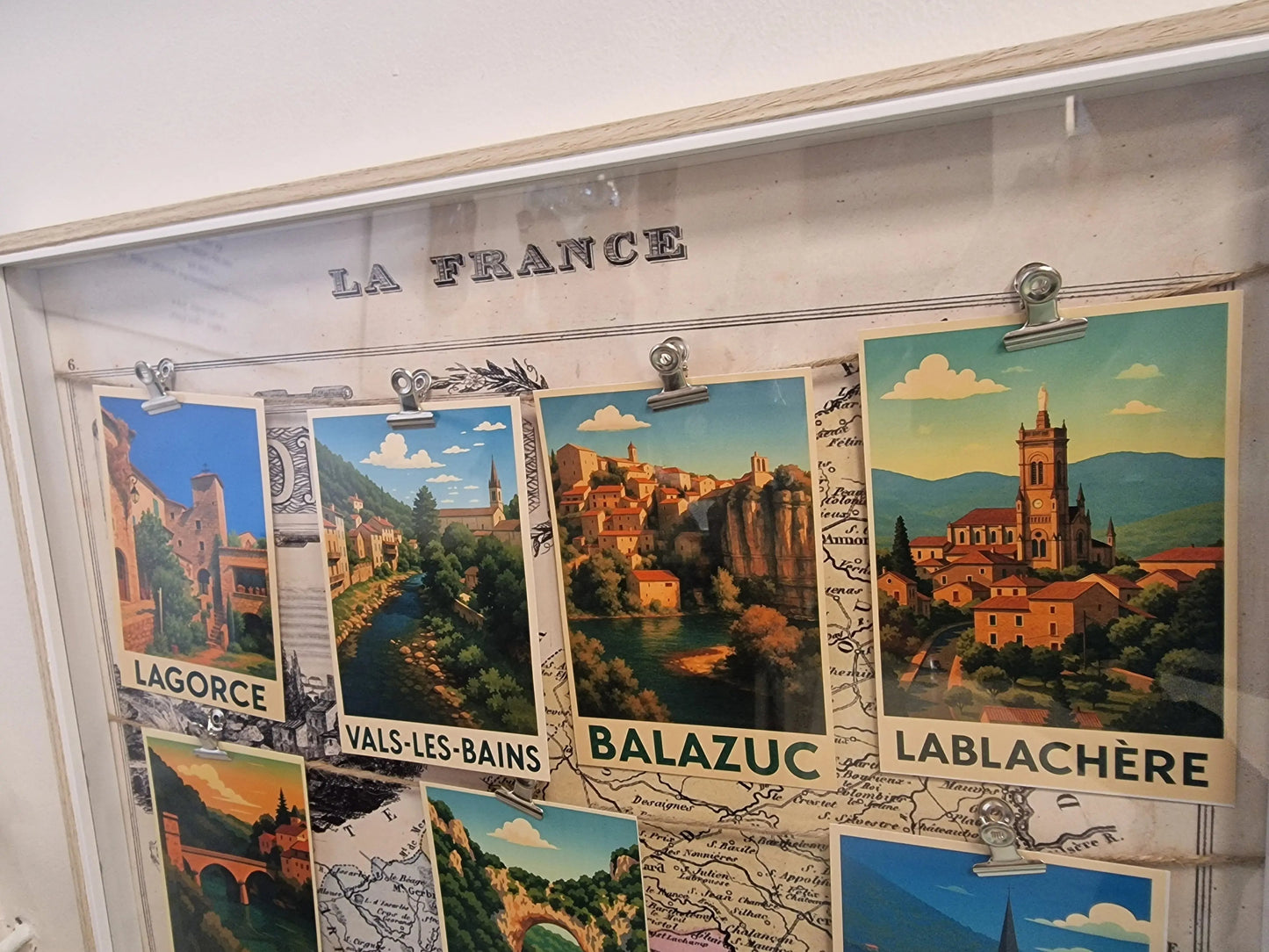 Cadre Souvenir  village d’Ardèche – carte vintage et affiches rétro des plus beaux villages Vintagedison