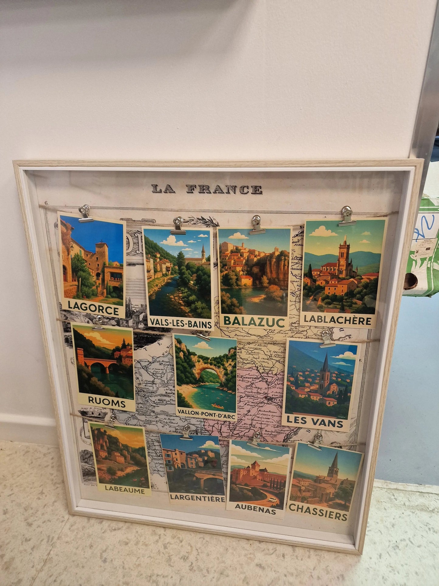 Cadre Souvenir  village d’Ardèche – carte vintage et affiches rétro des plus beaux villages Vintagedison