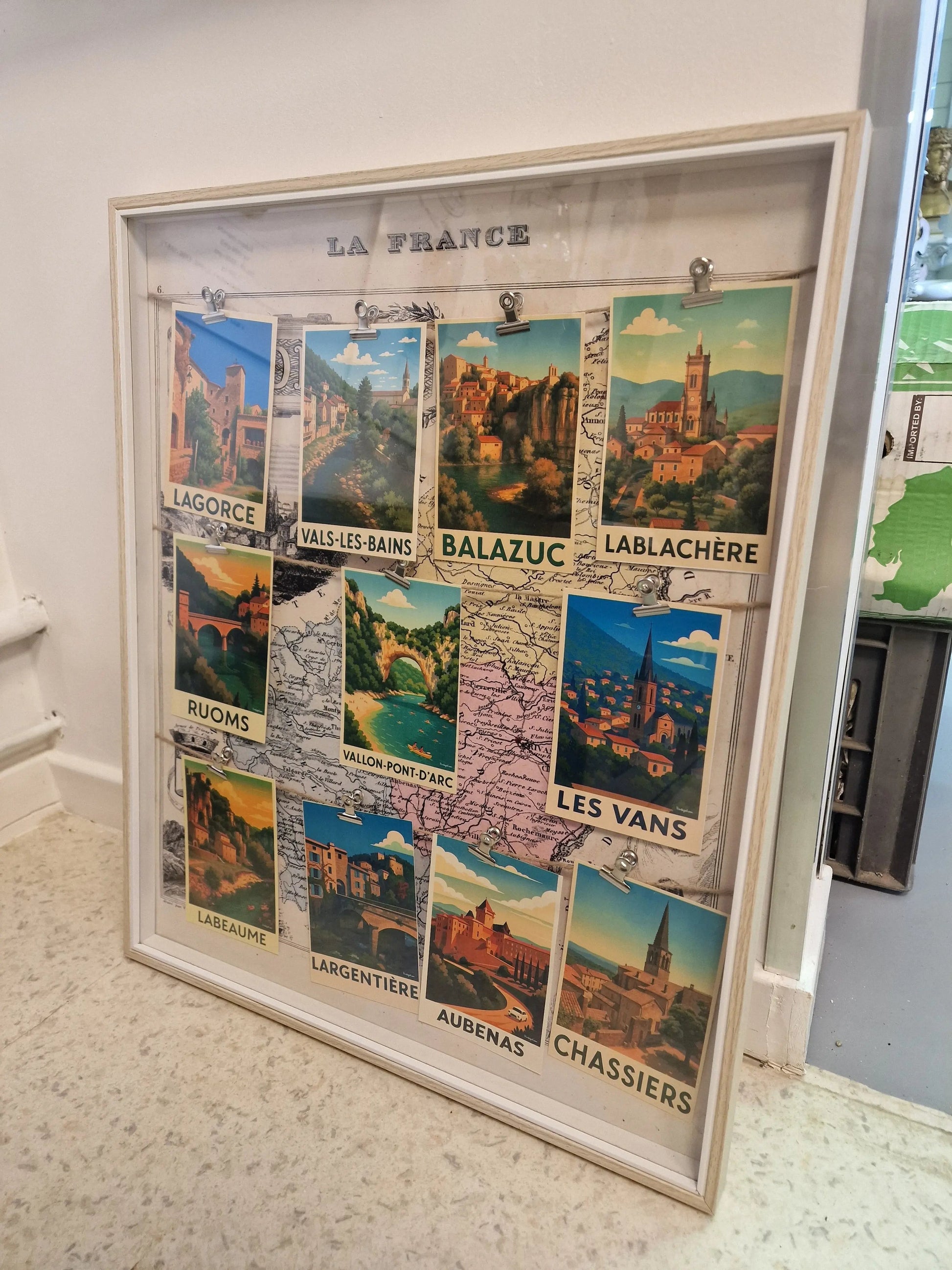 Cadre Souvenir  village d’Ardèche – carte vintage et affiches rétro des plus beaux villages Vintagedison