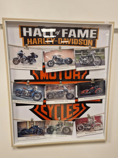 Cadre “Hall of Fame Harley-Davidson” – Motos légendaires (50 x 60 cm) Vintagedison