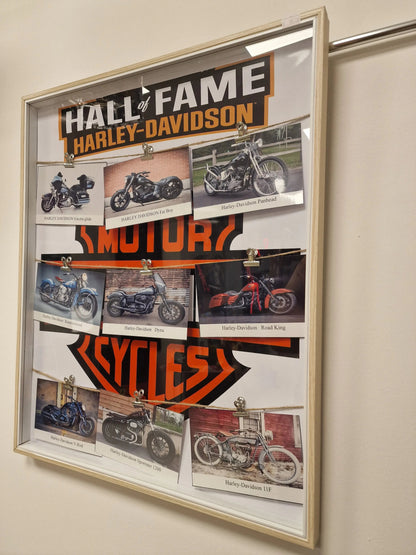 Cadre “Hall of Fame Harley-Davidson” – Motos légendaires (50 x 60 cm) Vintagedison