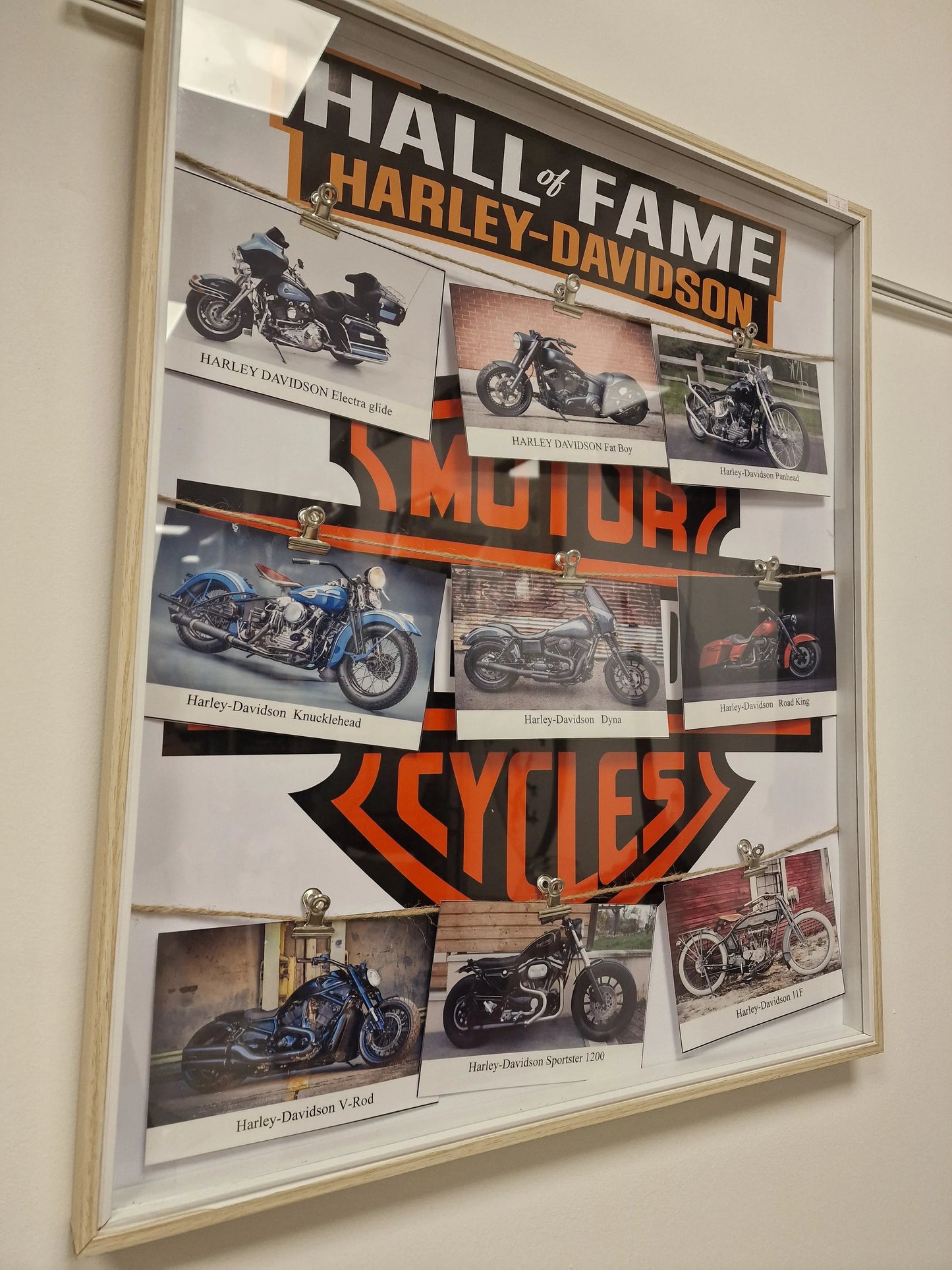 Cadre “Hall of Fame Harley-Davidson” – Motos légendaires (50 x 60 cm) Vintagedison