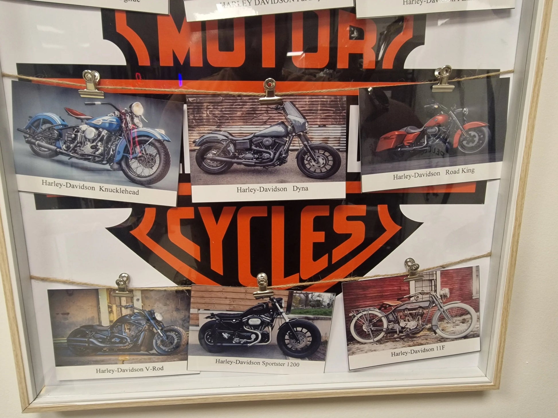 Cadre “Hall of Fame Harley-Davidson” – Motos légendaires (50 x 60 cm) Vintagedison