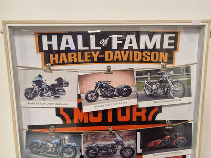 Cadre “Hall of Fame Harley-Davidson” – Motos légendaires (50 x 60 cm) Vintagedison