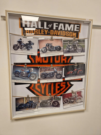Cadre “Hall of Fame Harley-Davidson” – Motos légendaires (50 x 60 cm) Vintagedison