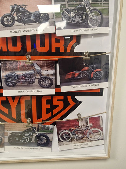 Cadre “Hall of Fame Harley-Davidson” – Motos légendaires (50 x 60 cm) Vintagedison