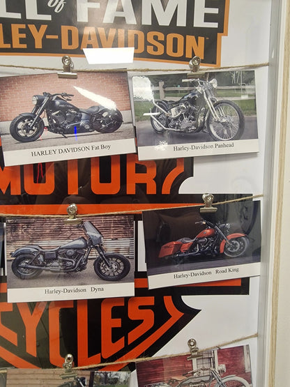 Cadre “Hall of Fame Harley-Davidson” – Motos légendaires (50 x 60 cm) Vintagedison