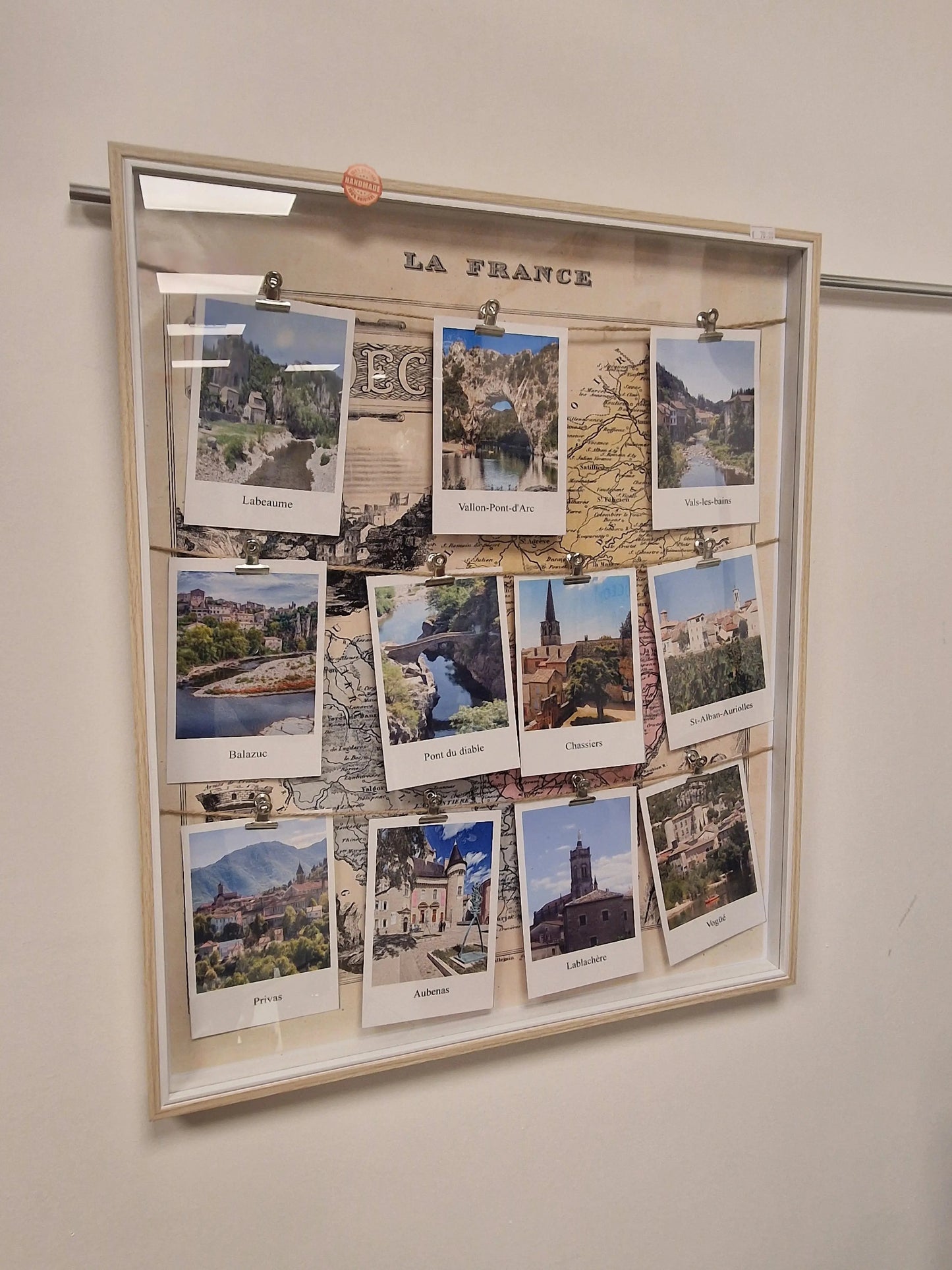 Cadre “Villages d’Ardèche” – Carte ancienne & photos Polaroïd (50 x 60 cm) Vintagedison