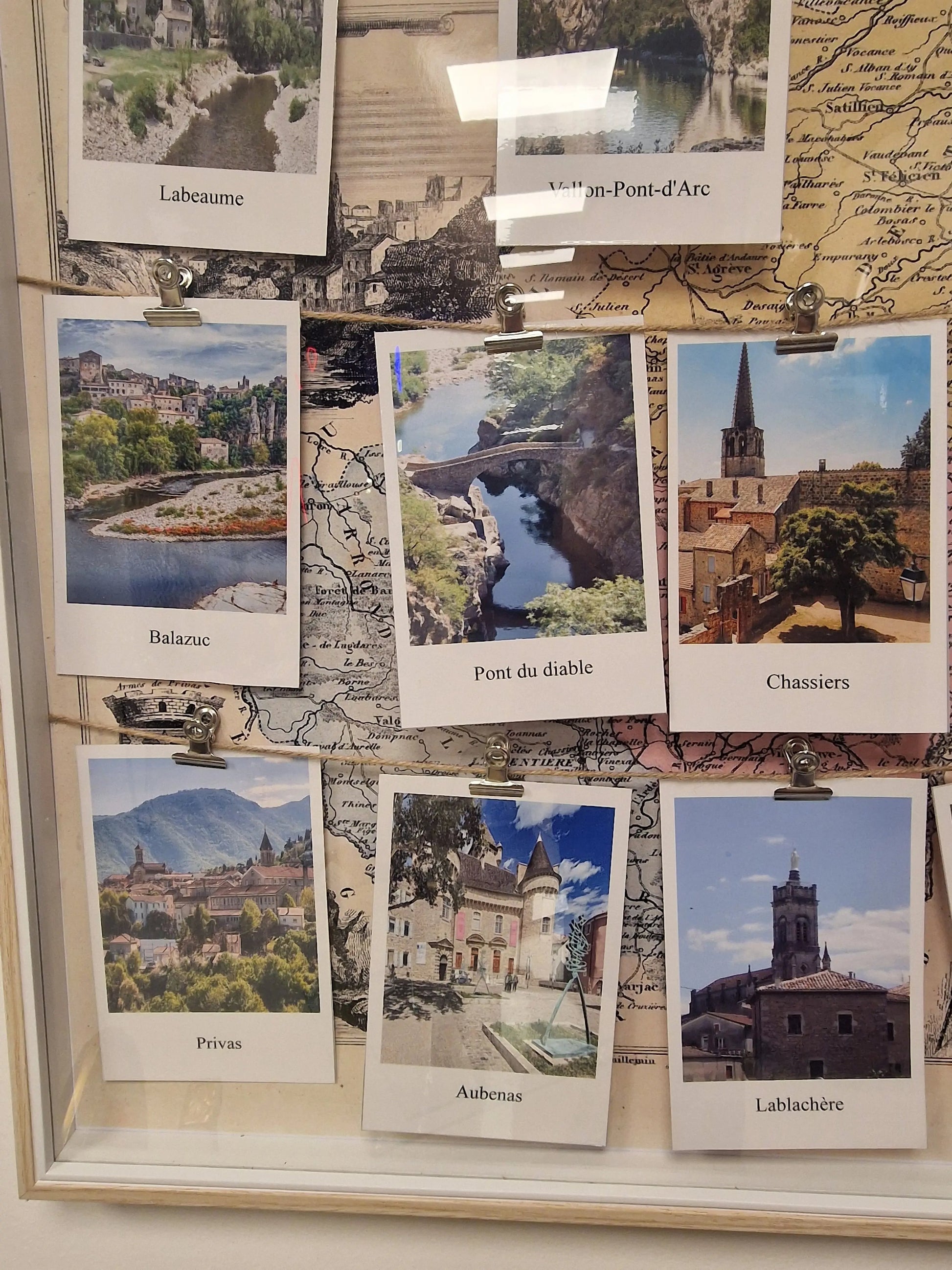 Cadre “Villages d’Ardèche” – Carte ancienne & photos Polaroïd (50 x 60 cm) Vintagedison