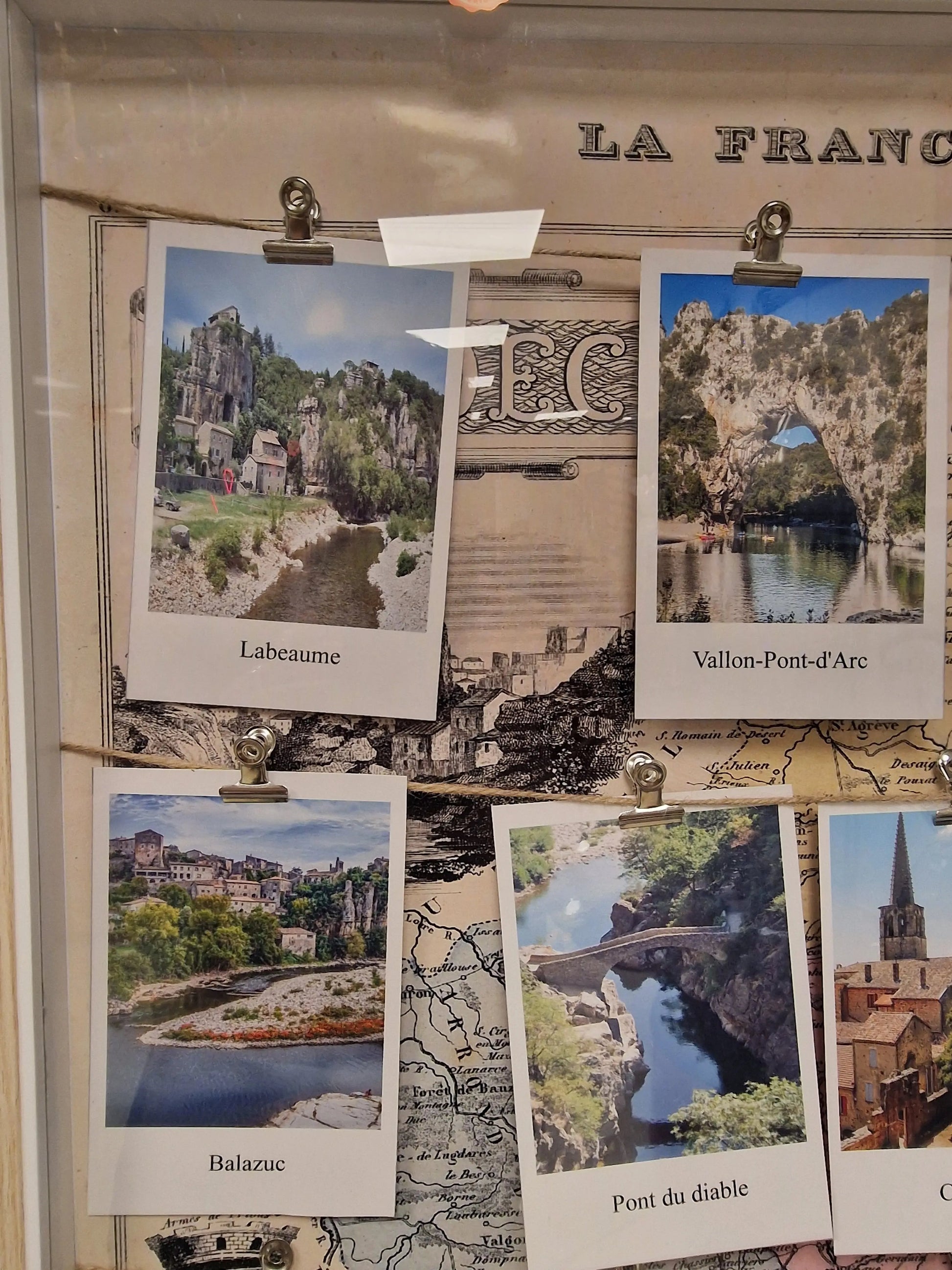 Cadre “Villages d’Ardèche” – Carte ancienne & photos Polaroïd (50 x 60 cm) Vintagedison