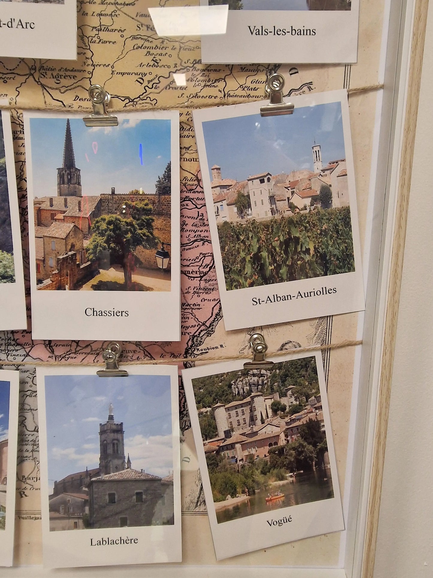 Cadre “Villages d’Ardèche” – Carte ancienne & photos Polaroïd (50 x 60 cm) Vintagedison