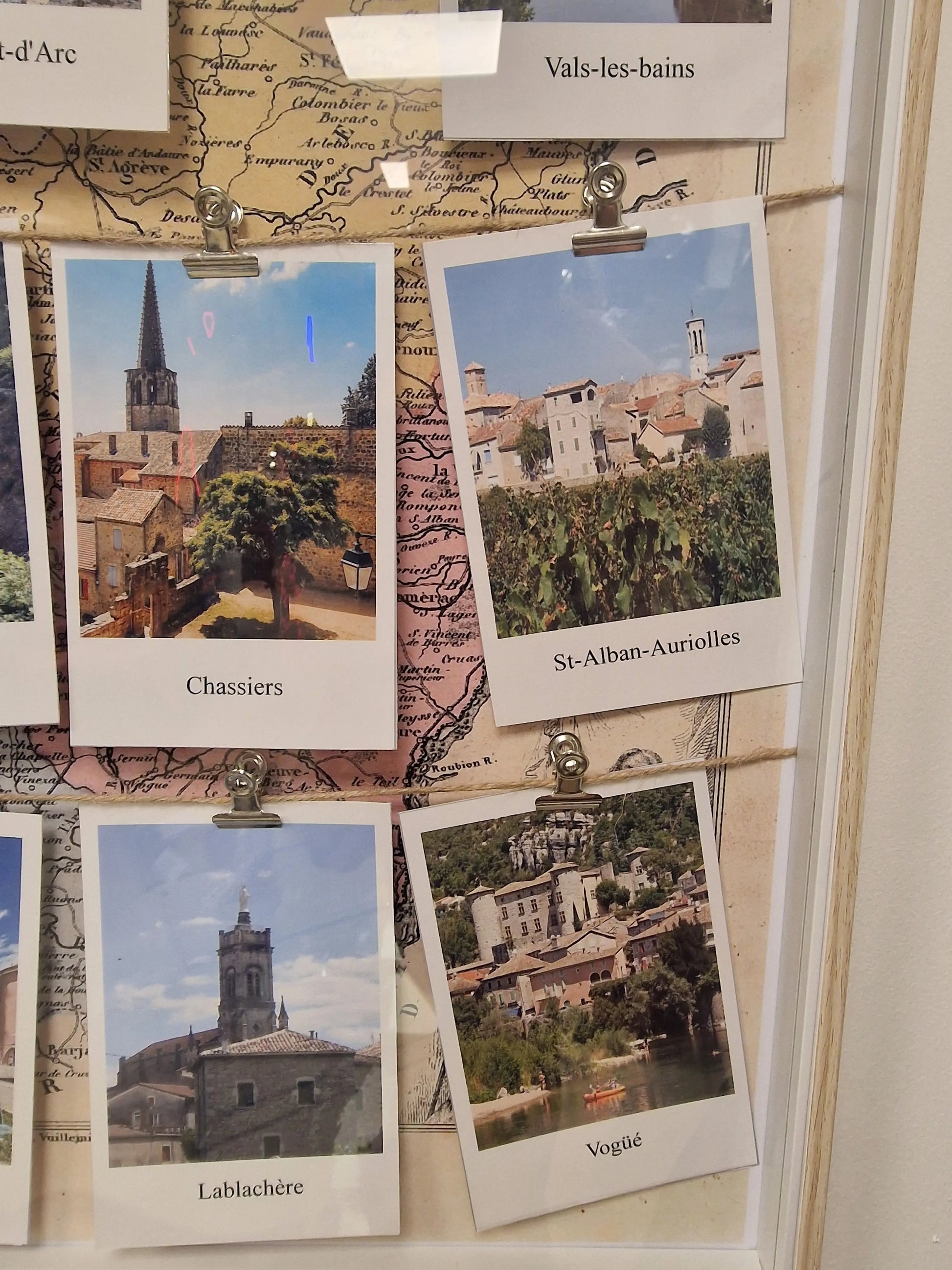 Cadre “Villages d’Ardèche” – Carte ancienne & photos Polaroïd (50 x 60 cm) Vintagedison