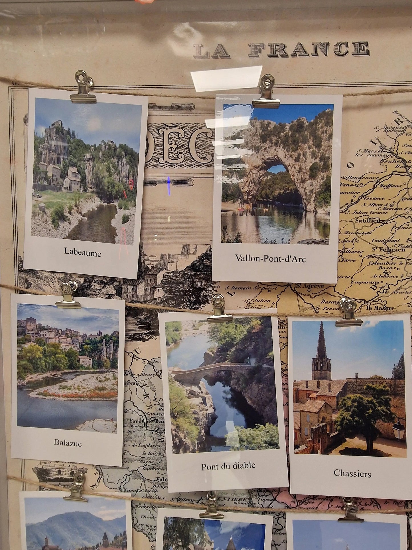 Cadre “Villages d’Ardèche” – Carte ancienne & photos Polaroïd (50 x 60 cm) Vintagedison