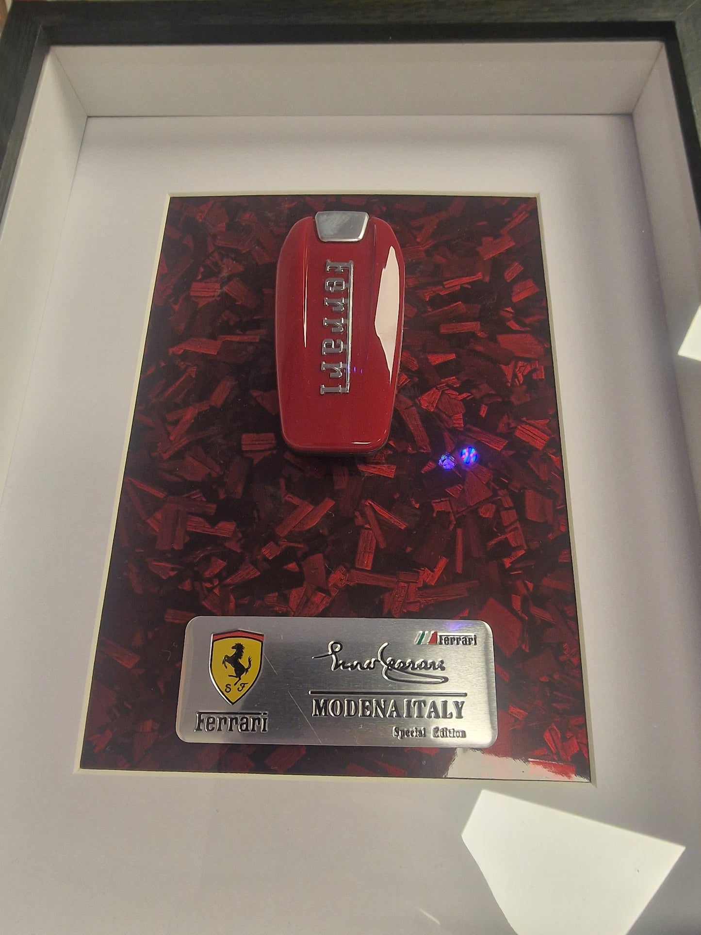 Cadre clé Ferrari A4 – Clé Ferrari Rouge | Décoration Murale Automobile de Collection