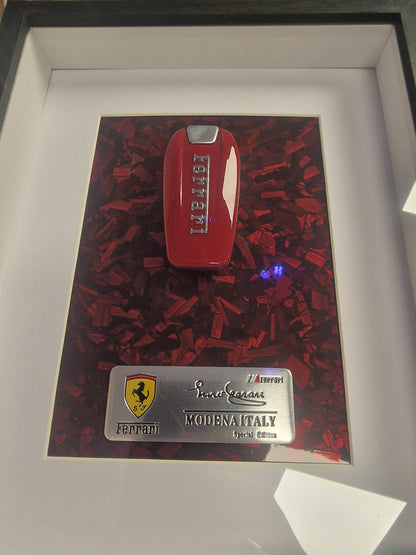 Cadre clé Ferrari A4 – Clé Ferrari Rouge | Décoration Murale Automobile de Collection